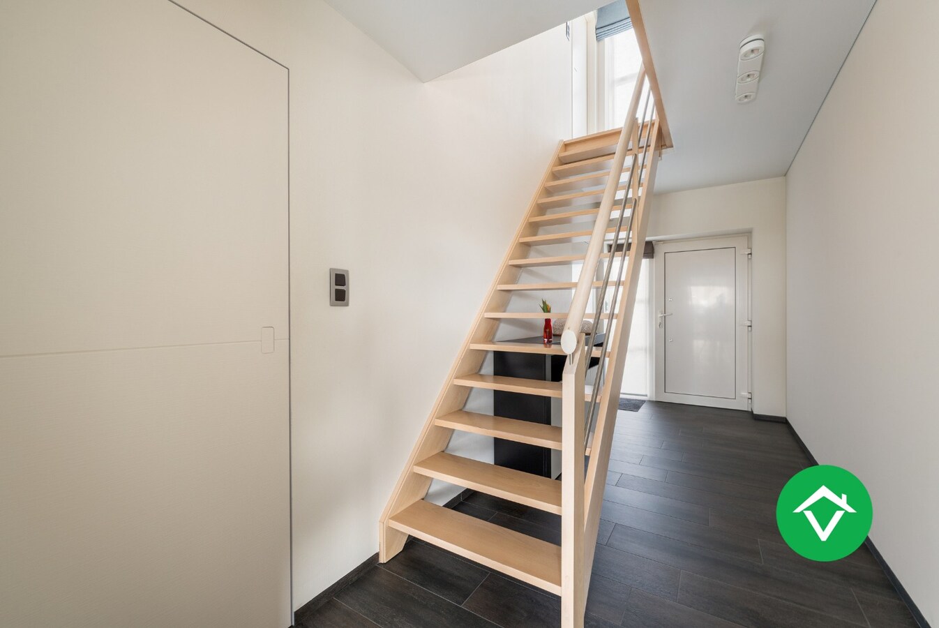 Alleenstaande woning met 4 slaapkamers en garage te Aartrijke 