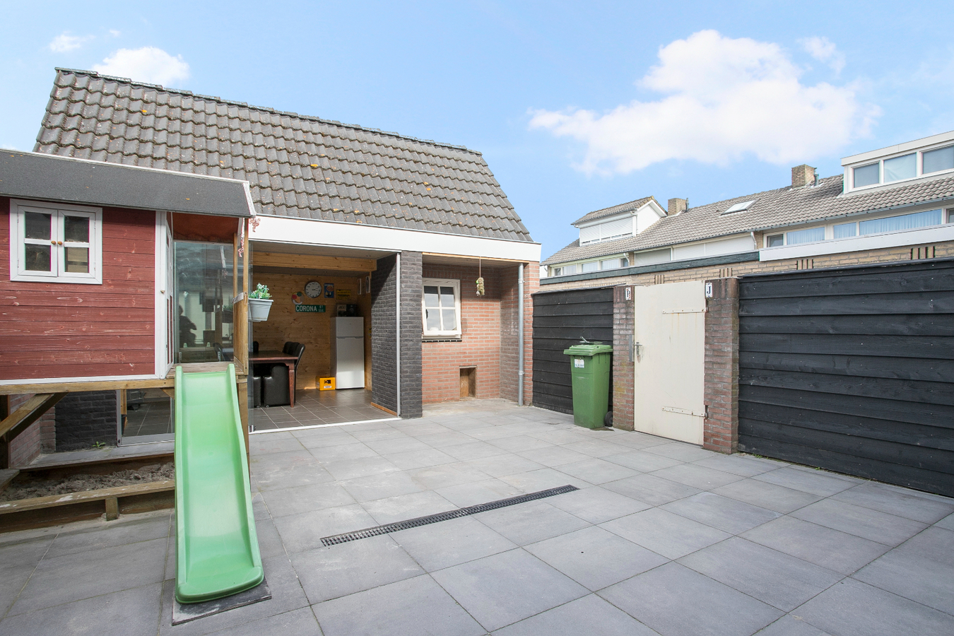 Eindwoning met berging, overkapping, ondergrond, erf, tuin- en verdere aanhorigheden. 