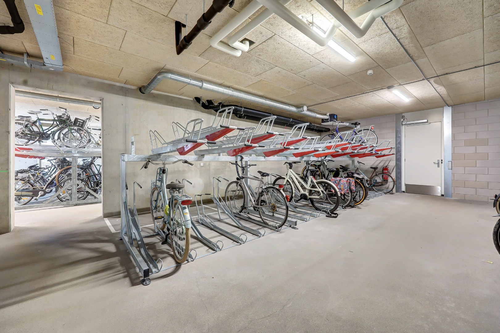 Nieuw en instapklaar 3-kamer appartement op de zevende verdieping met luxe keuken en badkamer, riant uitzicht over de omgeving en naar het centrum van Rotterdam. 