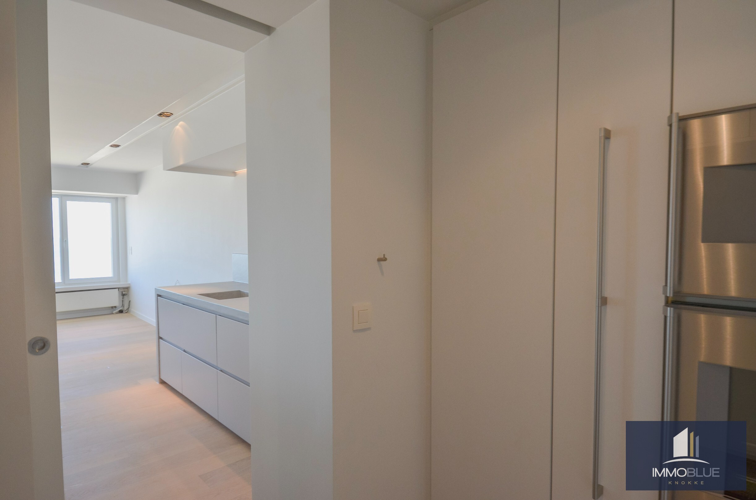 Exclusief – Stijlvol volledig gerenoveerd appartement met frontaal zeezicht. 