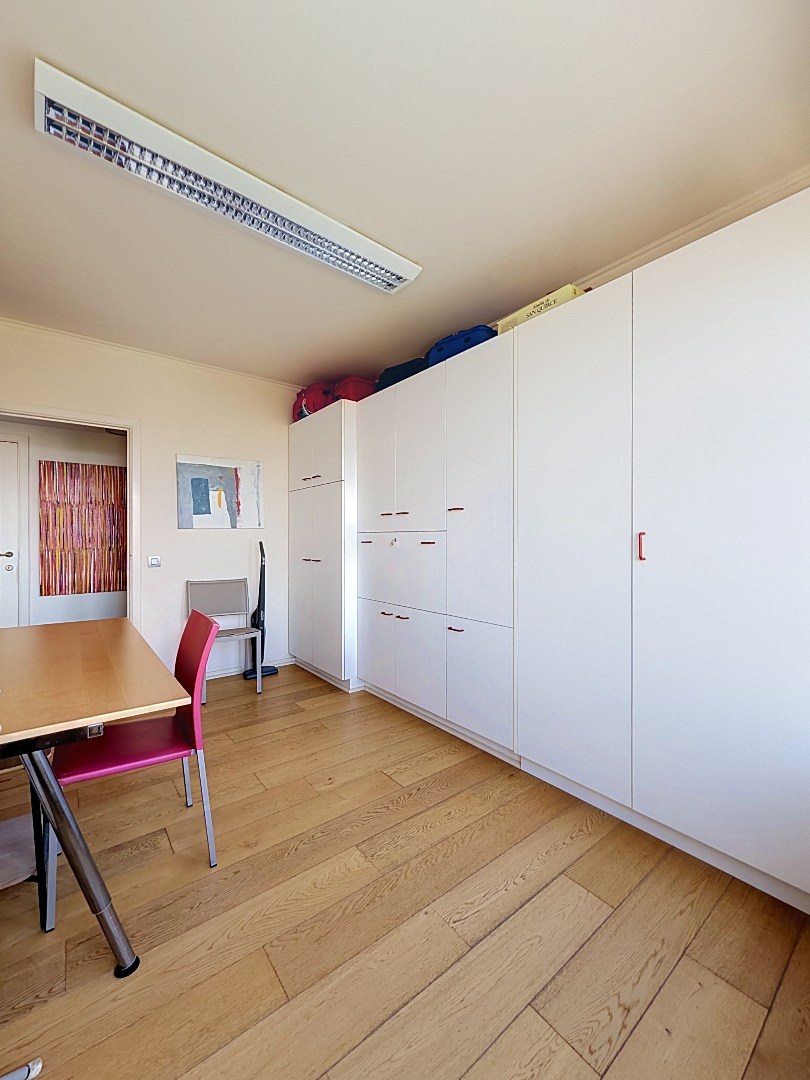 Appartement prêt à emménager exceptionnellement bien situé avec une vue magnifique sur le port de plaisance. 