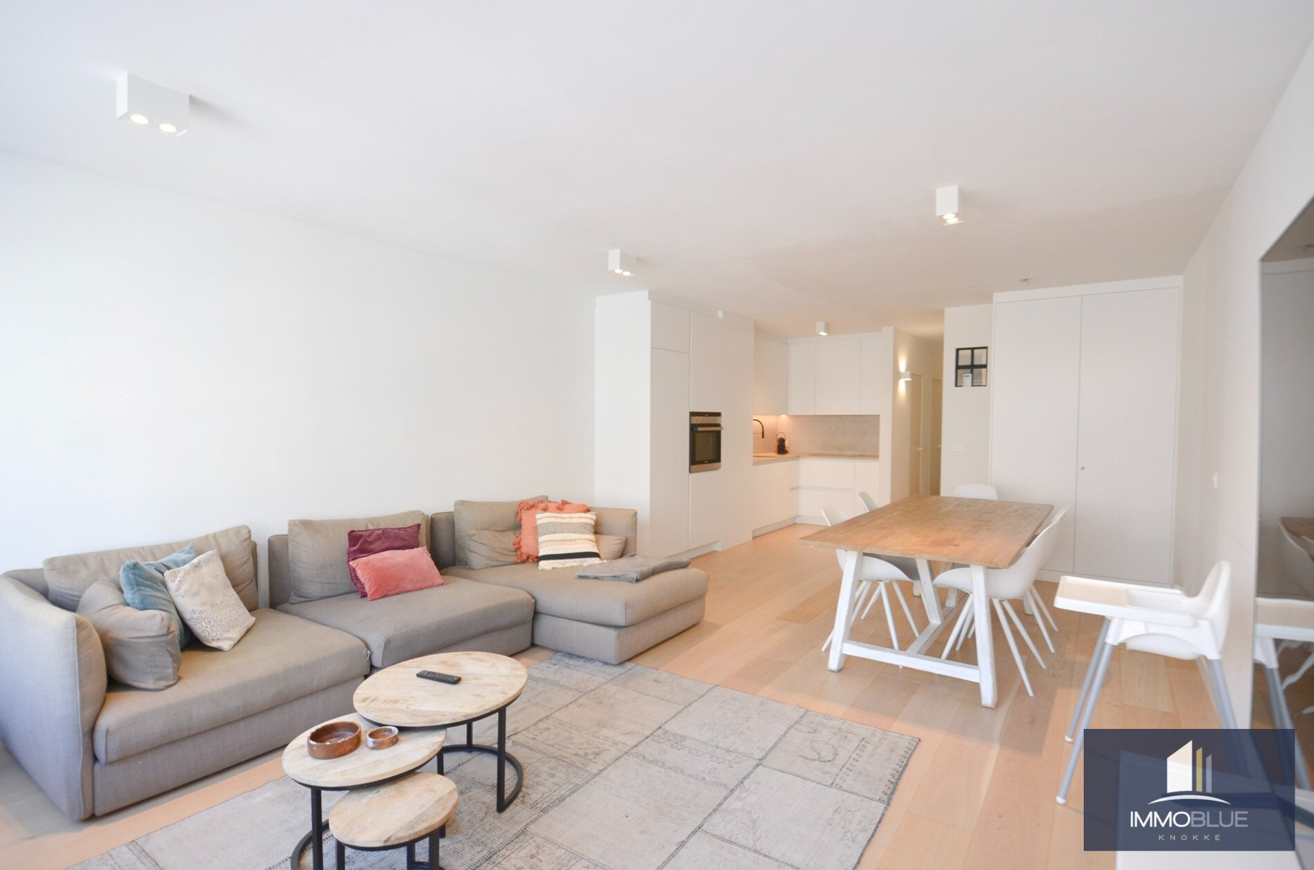 Volledig gerenoveerd, lichtrijk appartement op wandelafstand van zee en het commercieel centrum. 