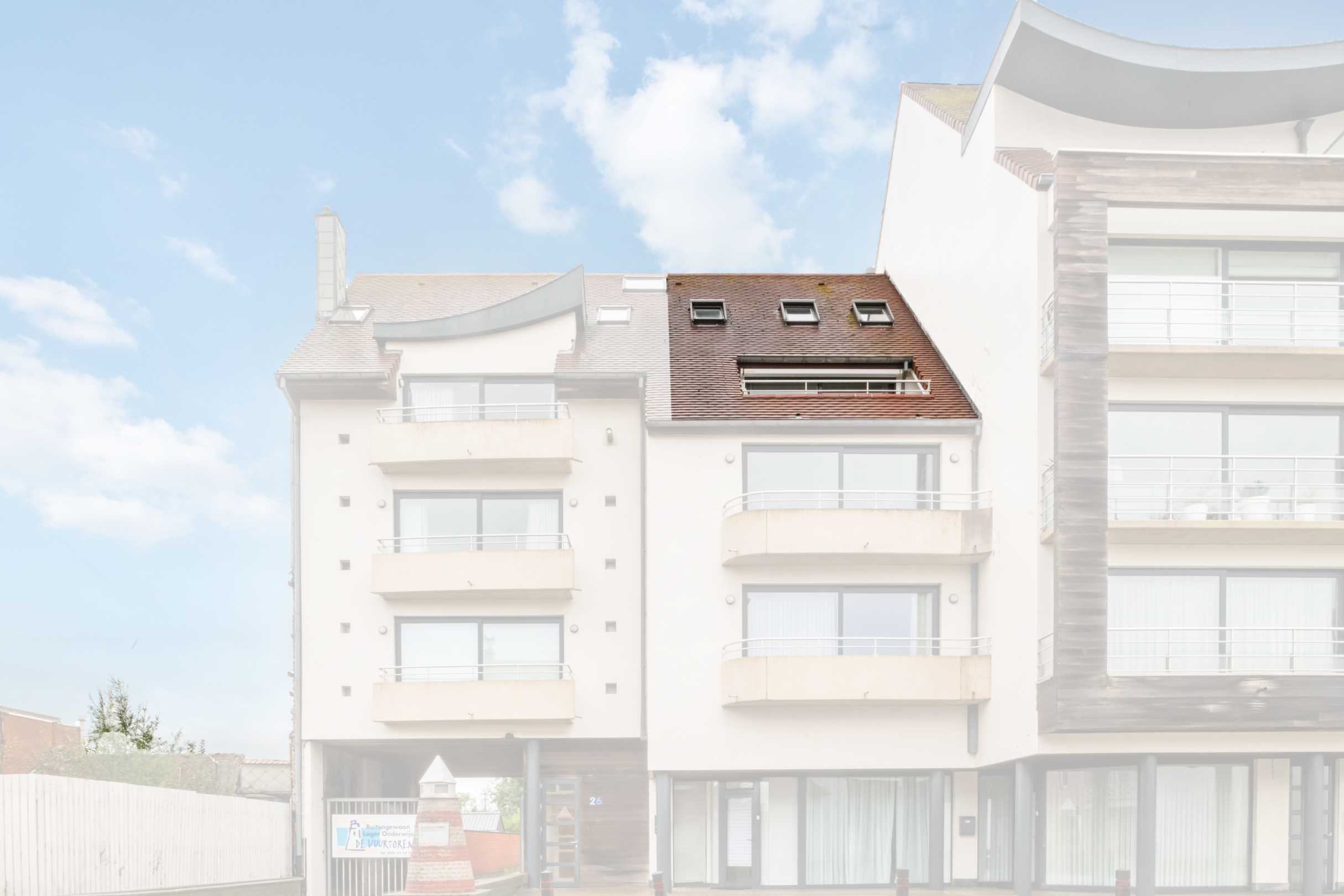 Voici la traduction en français :Grand appartement en duplex avec 2 chambres, 2 salles de bains et terrasses ensoleillées, près de la digue de Heist (possibilité d'offre d'un garage intégré). 