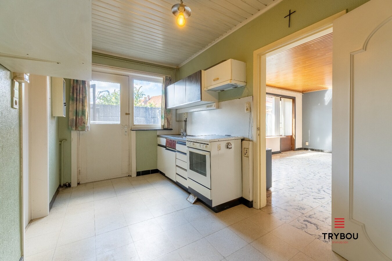 Gelijkvloerse woning met 2 garages in het centrum van Houthulst 