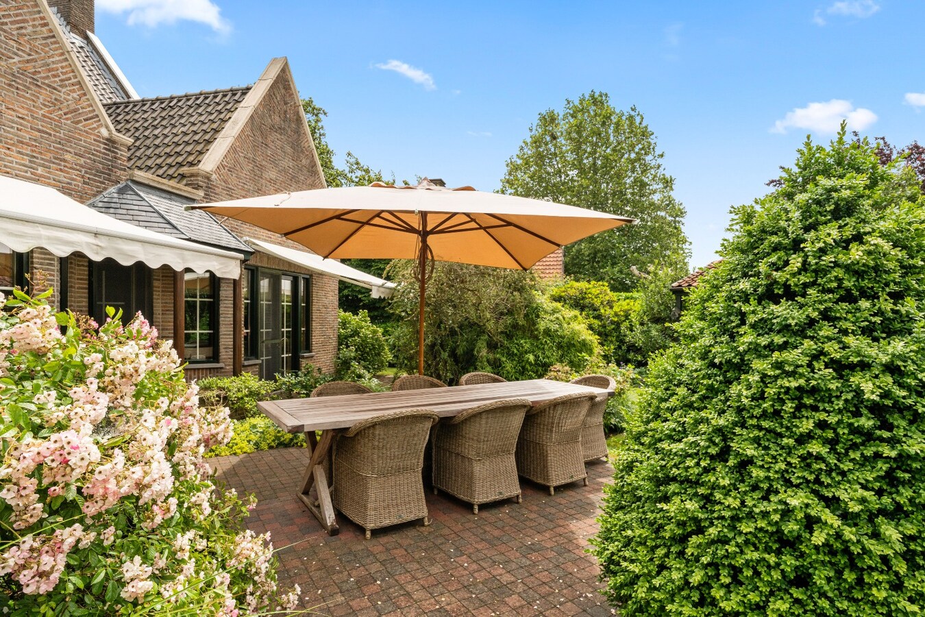 Instapklare, hoogwaardig afgewerkte woning op 1.214 m² met 4 slaapkamers en dubbele garage 