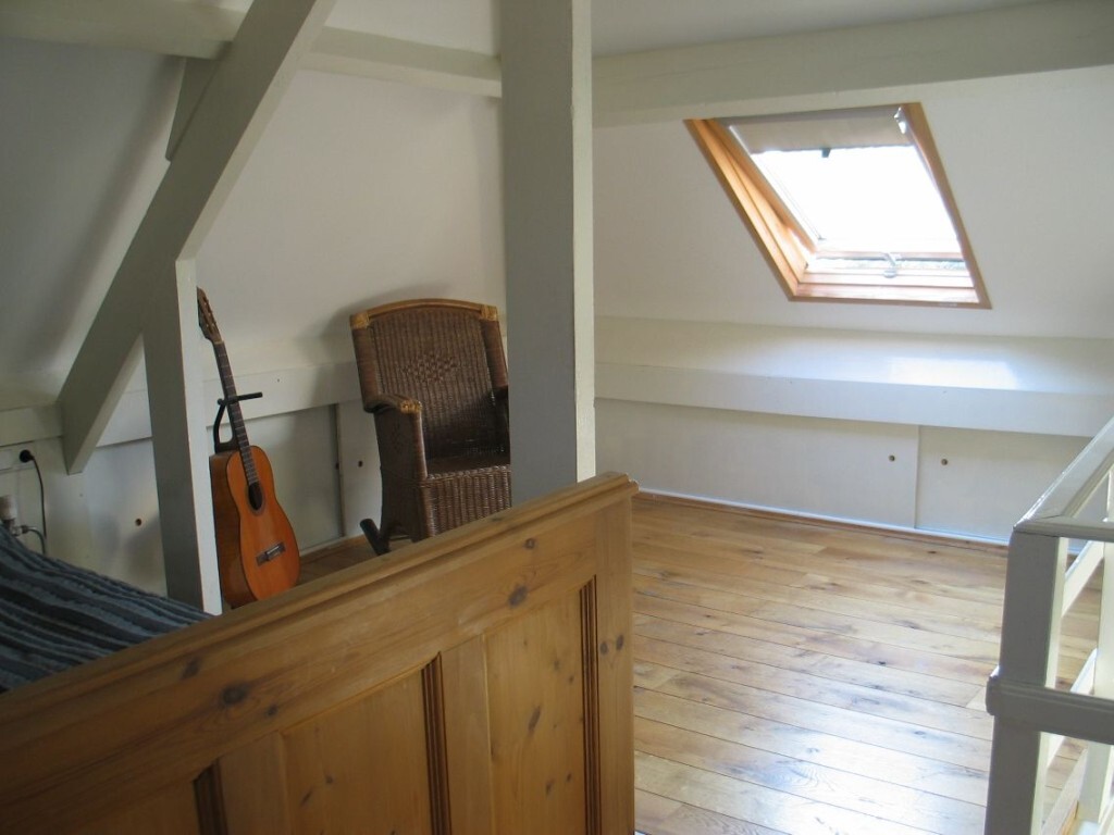 Gelegen in de wijk “Armhoefse Akkers” (Sacaramentsparochie) ruime jaren 30 hoekwoning met extra kamer op de begane grond en tuin op het zuiden. 