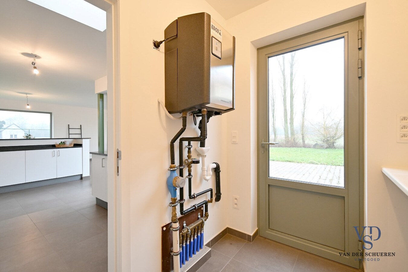 Ruime Half Open, op een commercieel gunstige ligging 