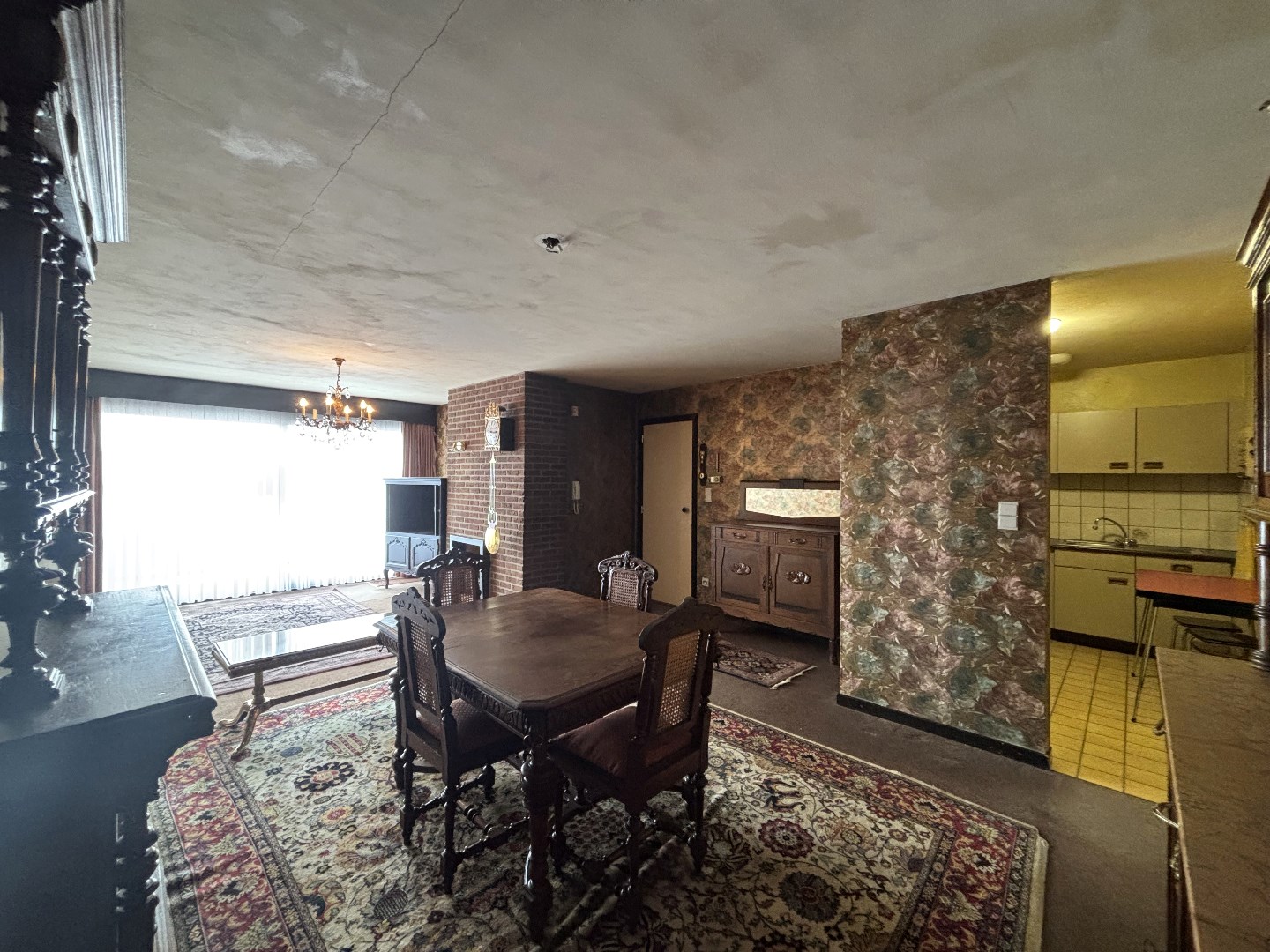 Deels te renoveren appartement met 2 slpk. gelegen in het centrum van Leopoldsburg 