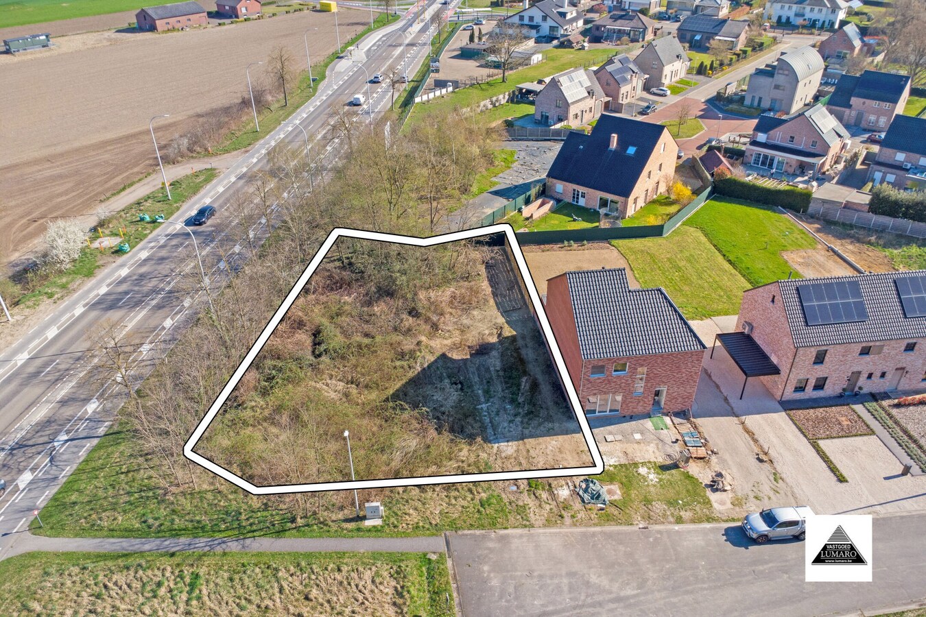 Bouwperceel voor een 3-gevelwoning. Tegenover Park- en Natuurgebied. Nabij Oud Kanaal en de Boslaan. 