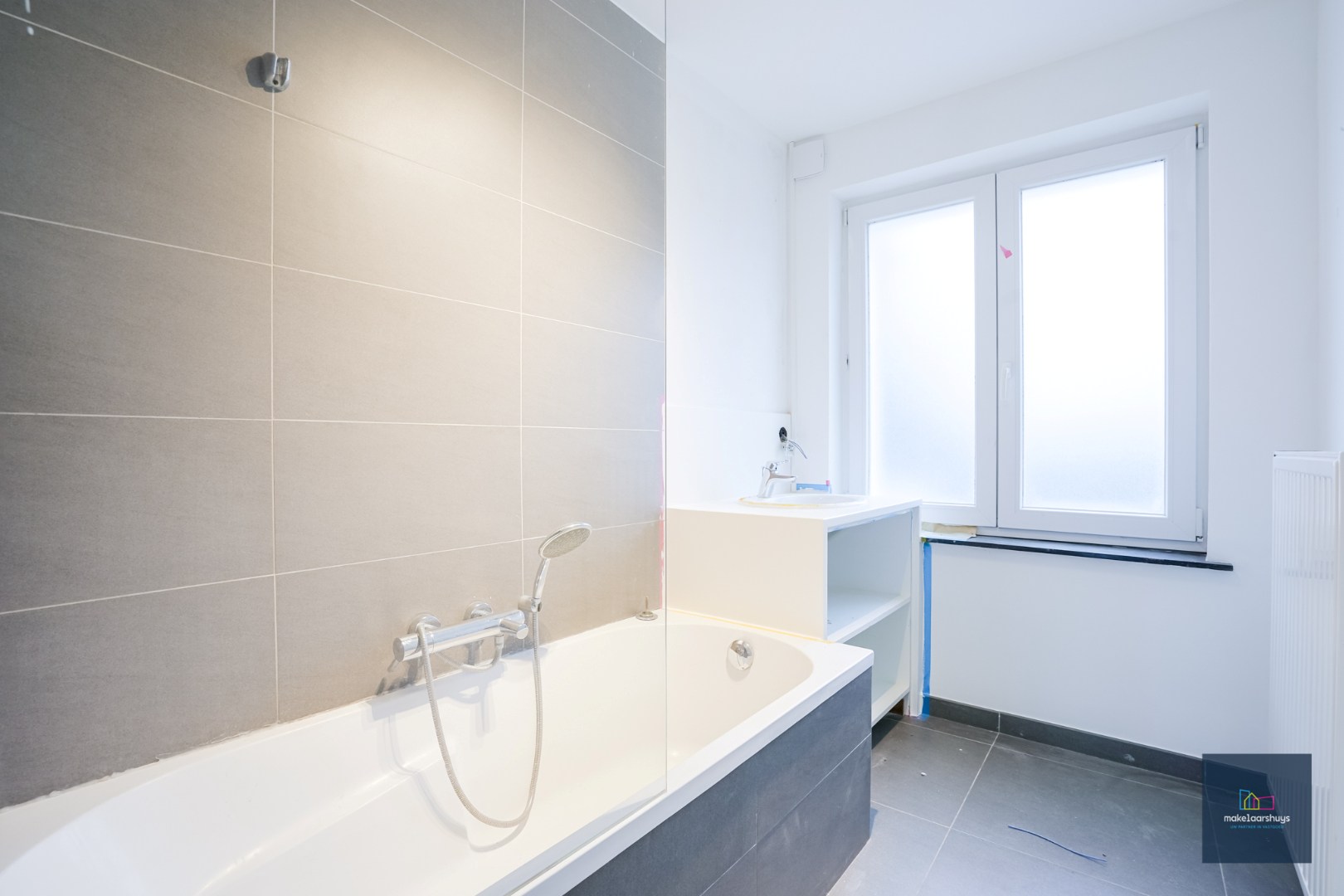 Recent en lichtrijk 2 slaapkamerappartement met  uitzicht over het water 