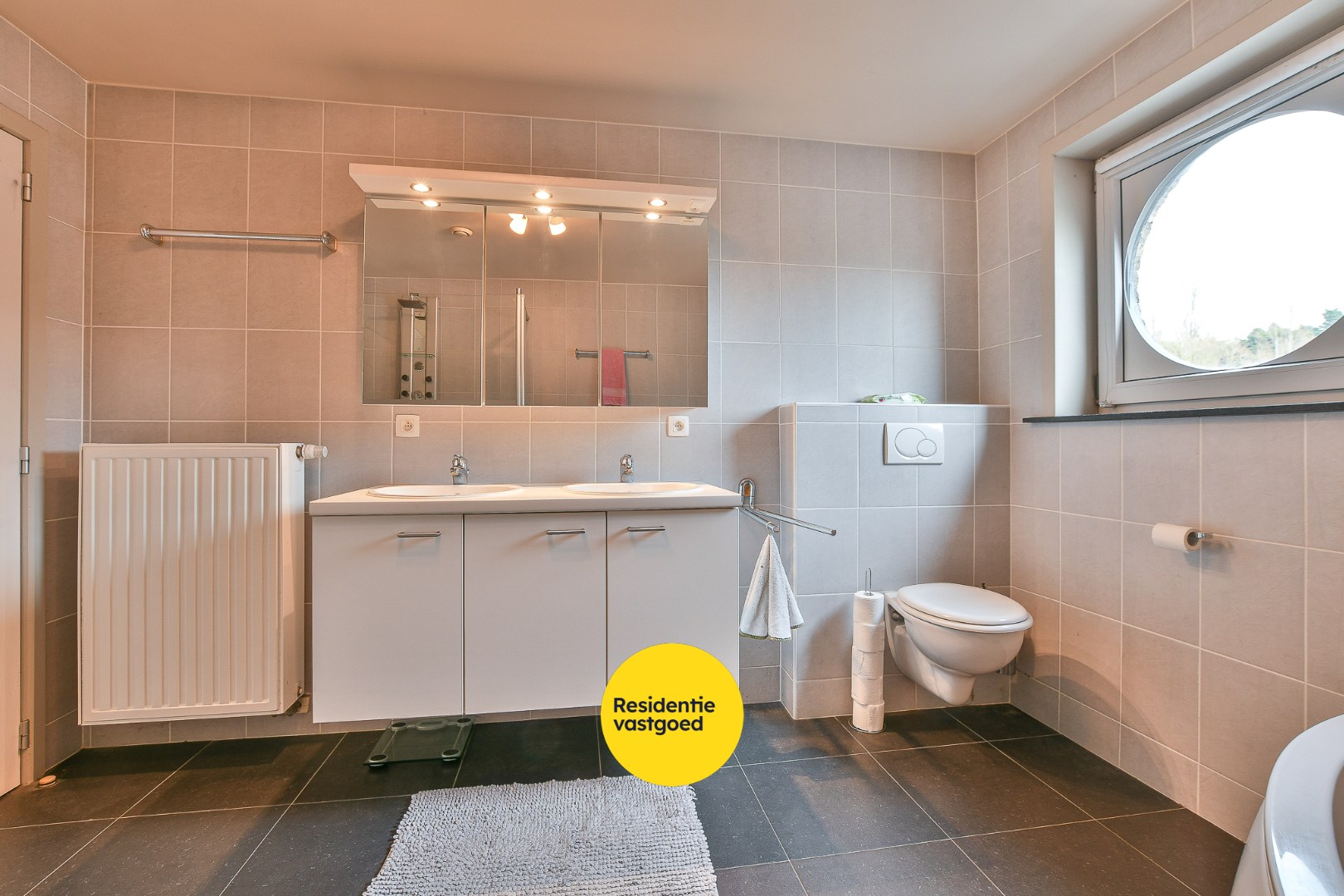 Instapklare halfopen woning met 3 slaapkamers en zonnige tuin in Vosseslag, vlakbij bos en duinen 