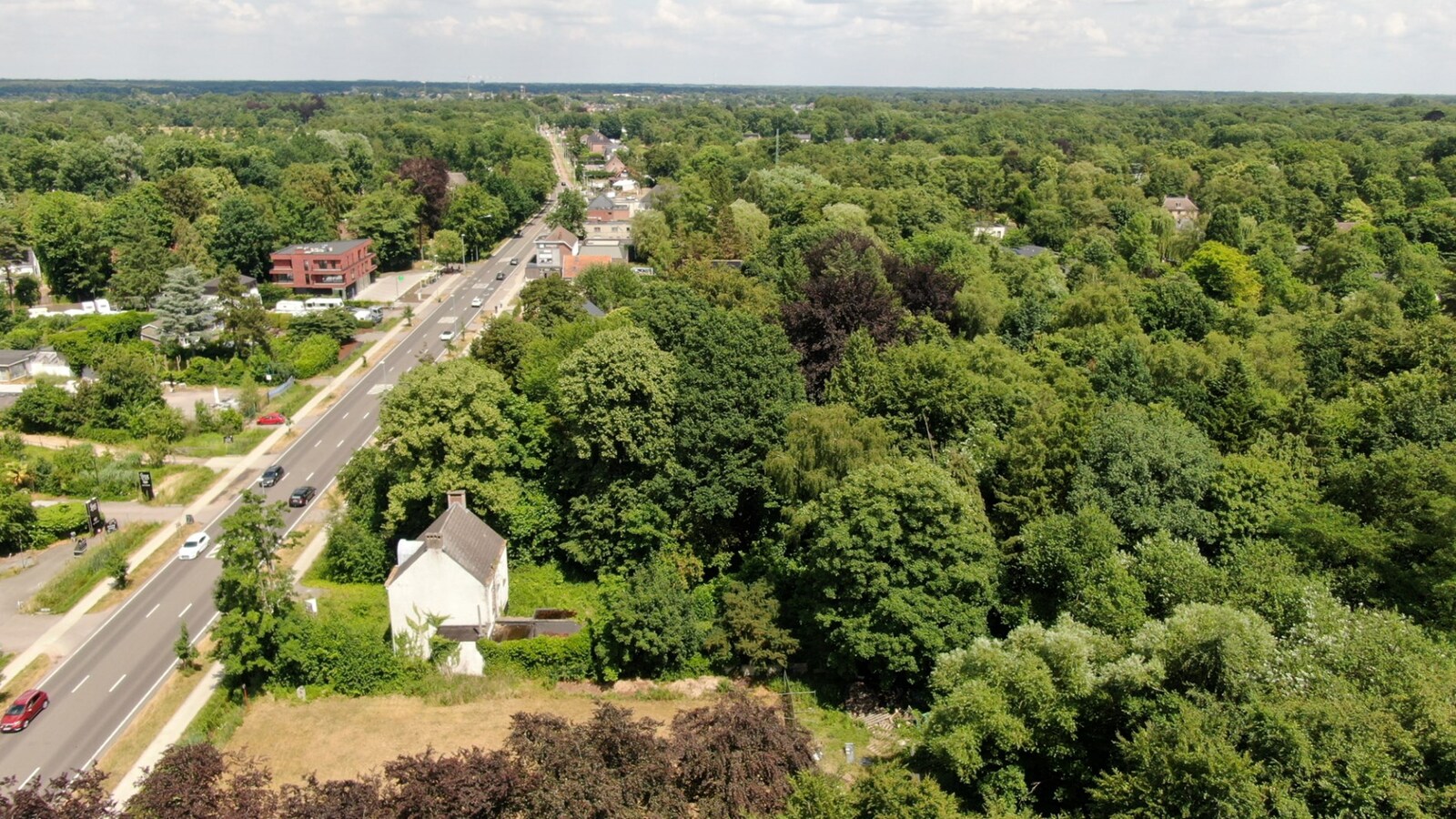 Projectgrond op een perceel van 2.579 m² met 24 meter straatbreedte. 