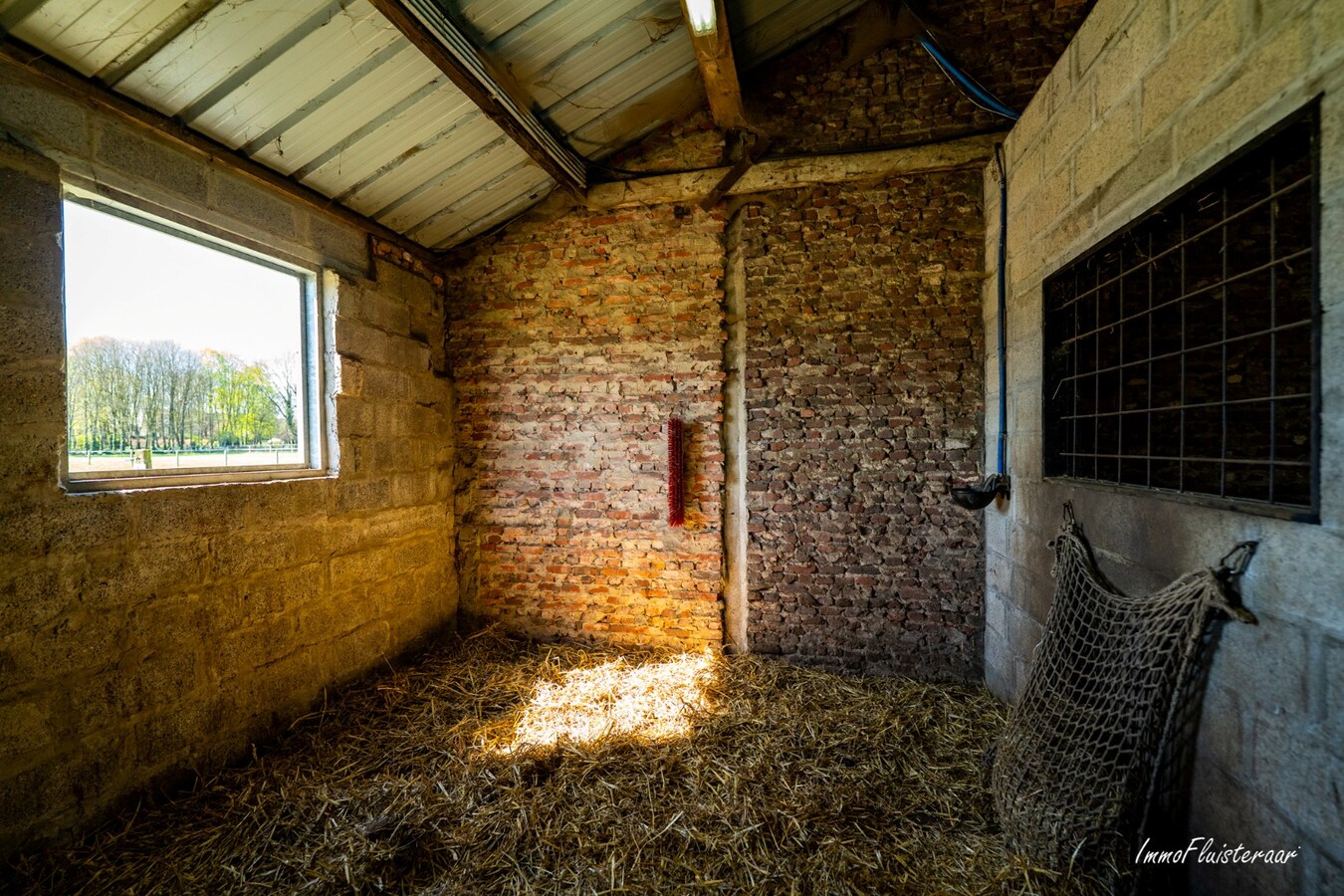 Recent gerenoveerde woning met paardenstallen en buitenpiste op ca. 12.370 m2  te Geel 
