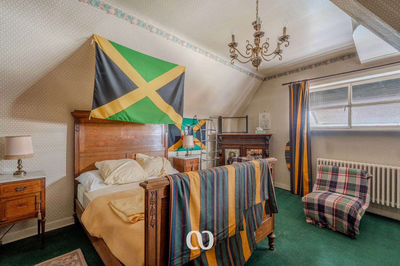 Zeer grote karaktervolle woning in art-deco stijl met tal van mogelijkheden 