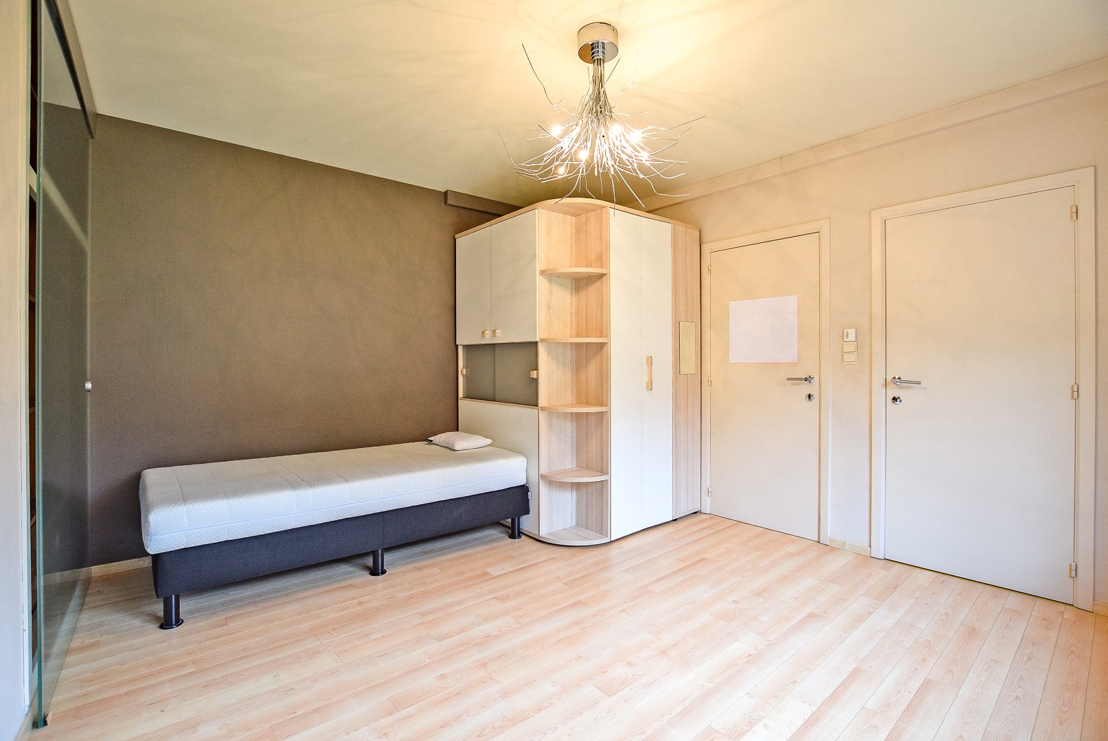 Kwalitatief afgewerkte woning met handelsruimte (536m² bewoonbaar) op een toplocatie. 