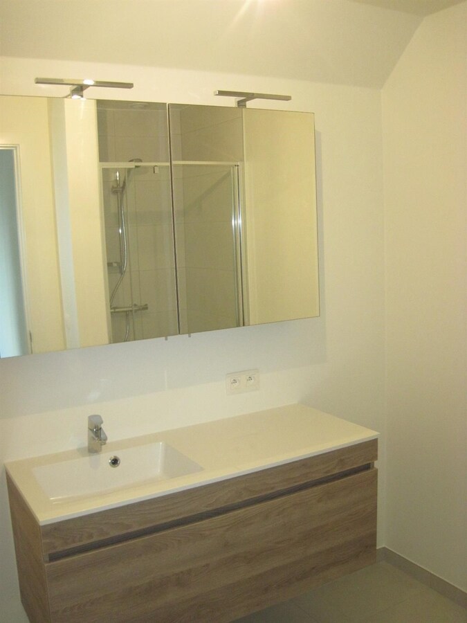 Eigentijds duplex-appartement. Geen vaste kosten !! 