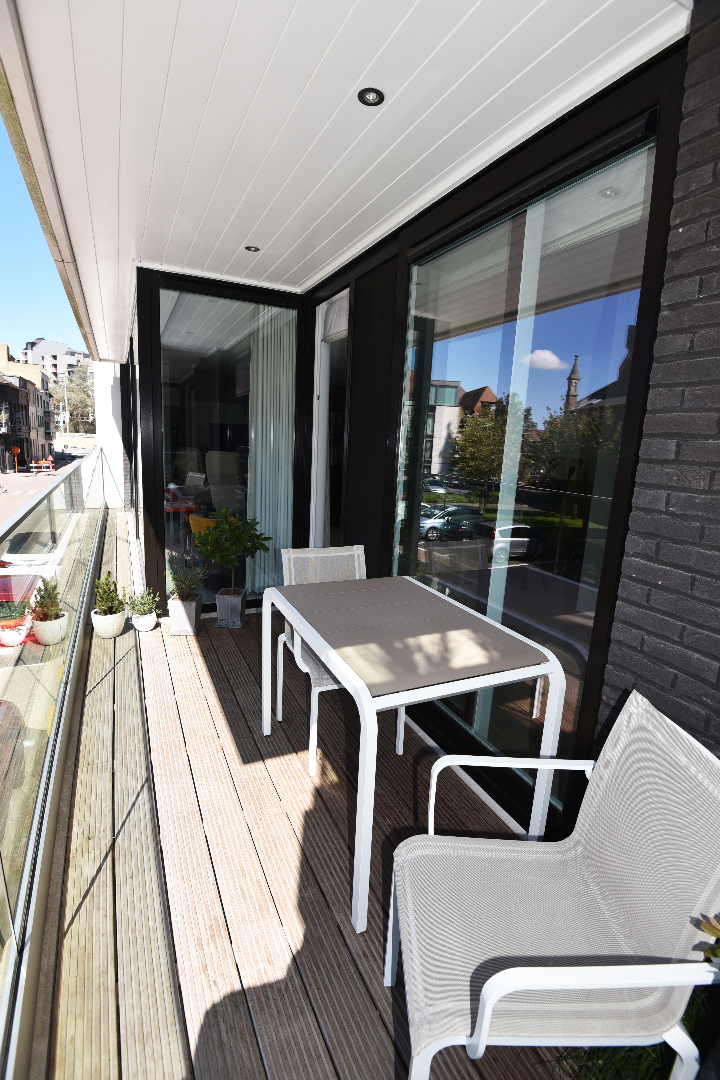 Recent en stijlvol app. met 2 slpks, kelders &amp; terras te Heist 