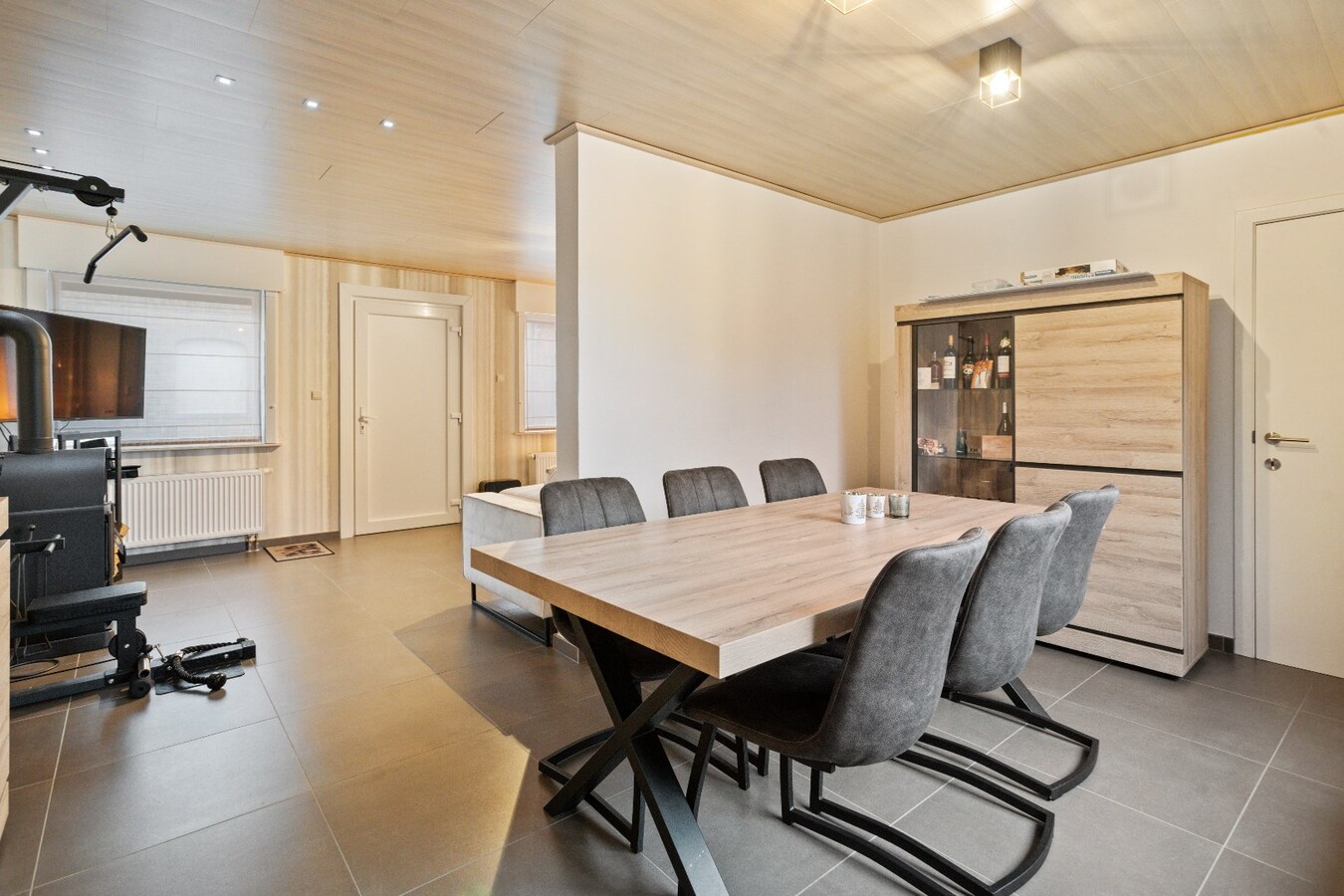 Tot in de puntjes afgewerkte, vrijstaande woning met garage 