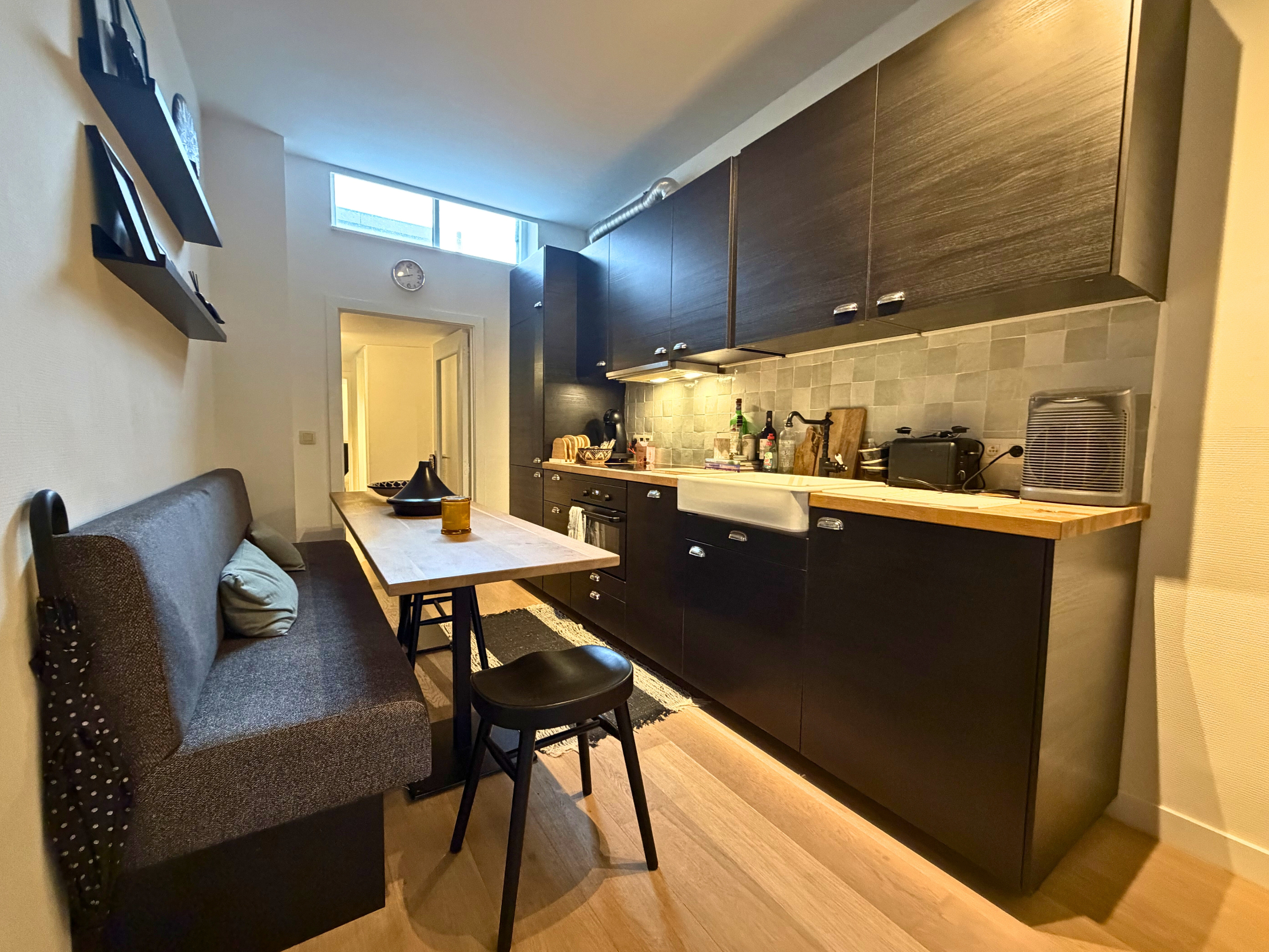 Instapklaar gelijkvloers-appartement met 2-slaapkamers centraal liggen tussen het Zoute en de Lippenslaan. 