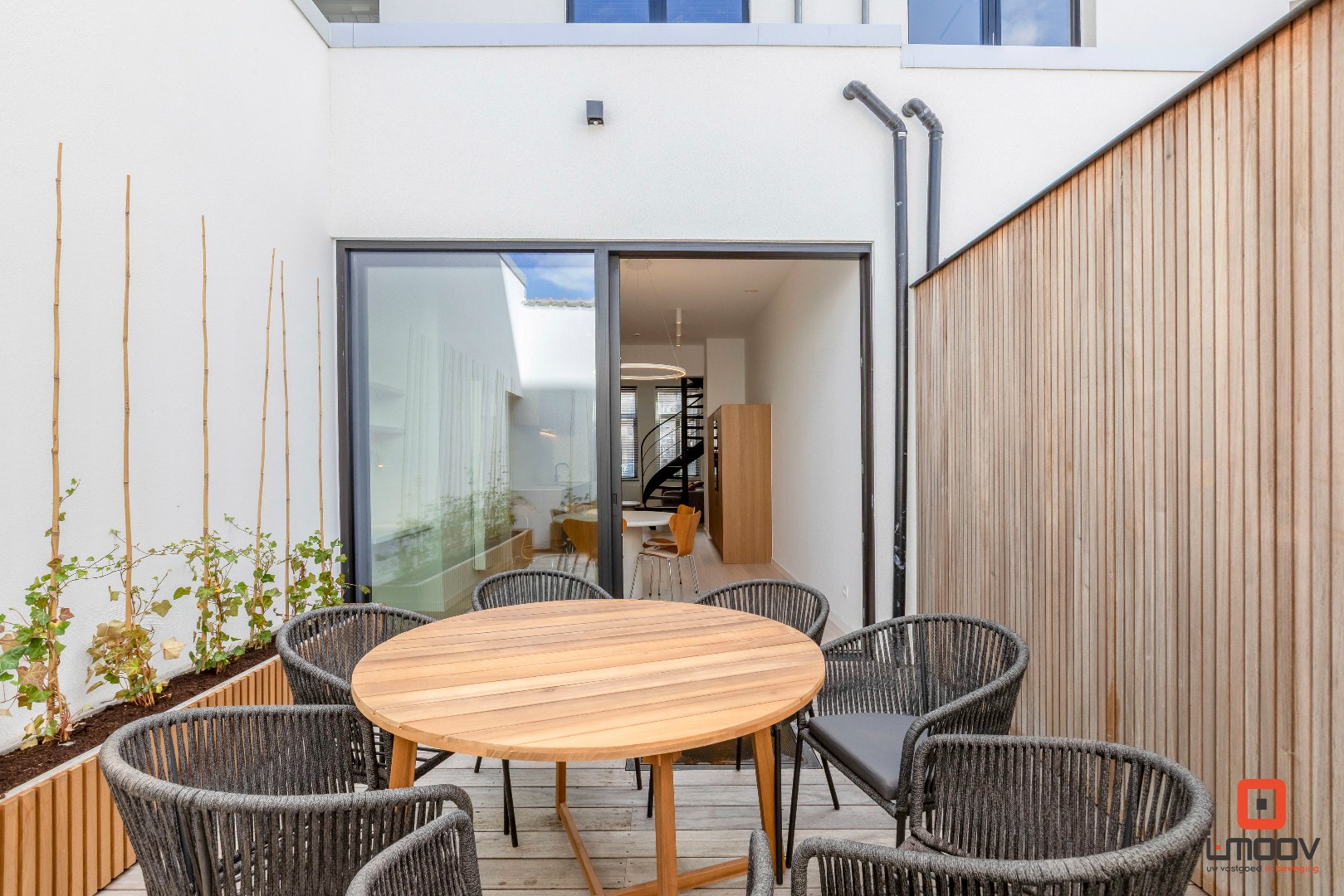 Instapklare tweeslaapkamer duplex met groot terras in de Nieuwpoortsesteenweg, Oostende 