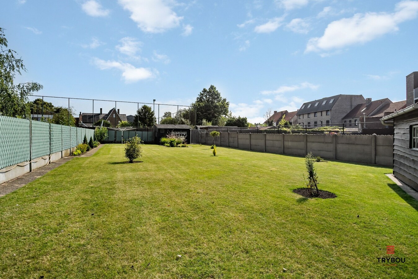 Centraal gelegen, halfopen woning met grote goed onderhouden tuin 