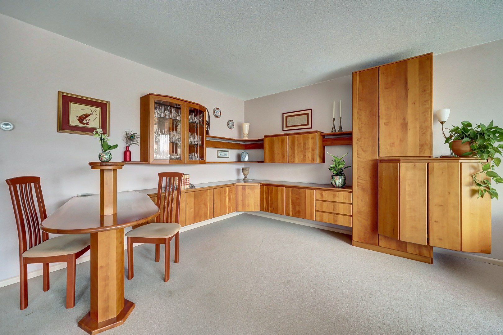 Licht en royaal 3-kamerappartement op de 2e etage met riant balkon en een garagebox in de onderbouw. 