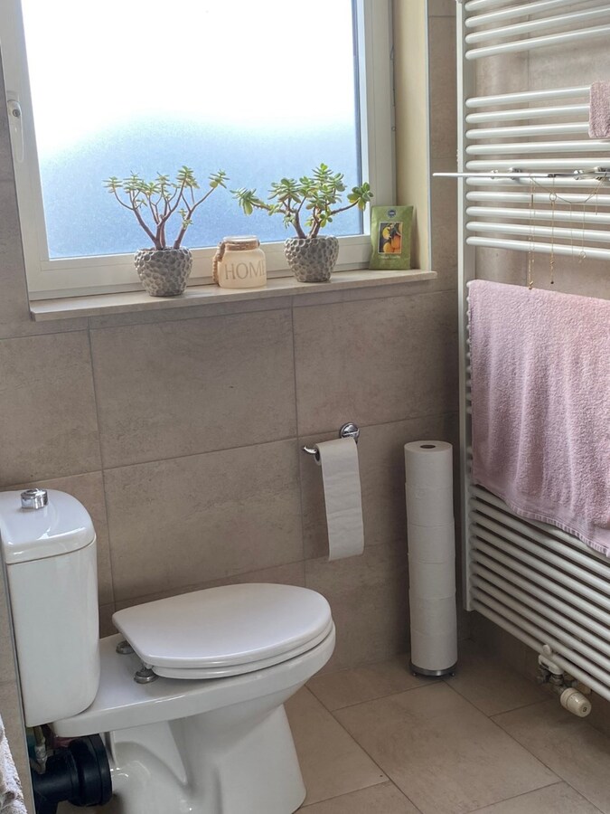 Eigentijds duplex-appartement met  autostaanplaats en kelder. Geen vaste kosten. 