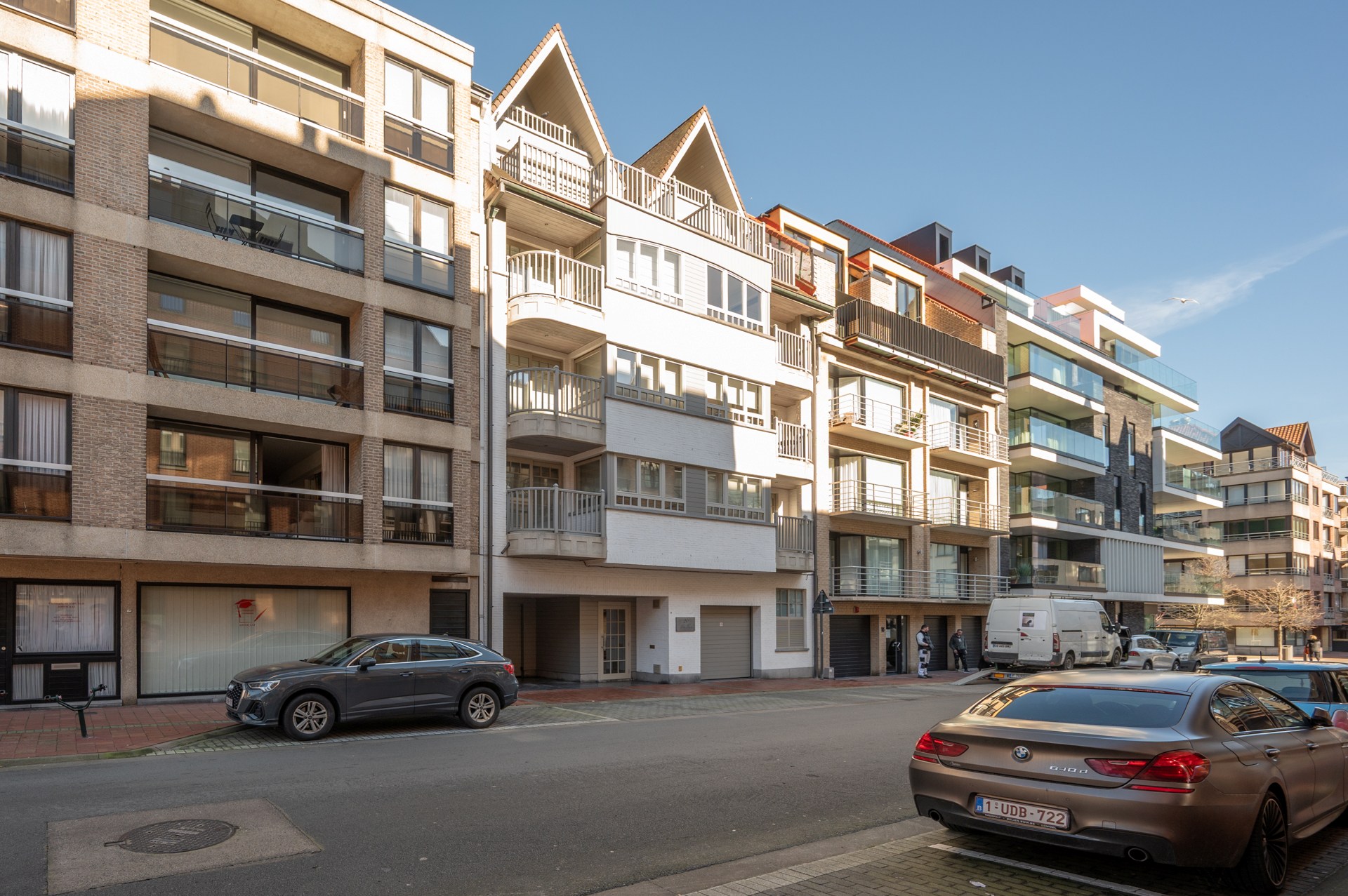 Ruim duplexappartement  in een recent gebouwde residentie in het levendige centrum van Knokke, op korte wandelafstand van het strand. 