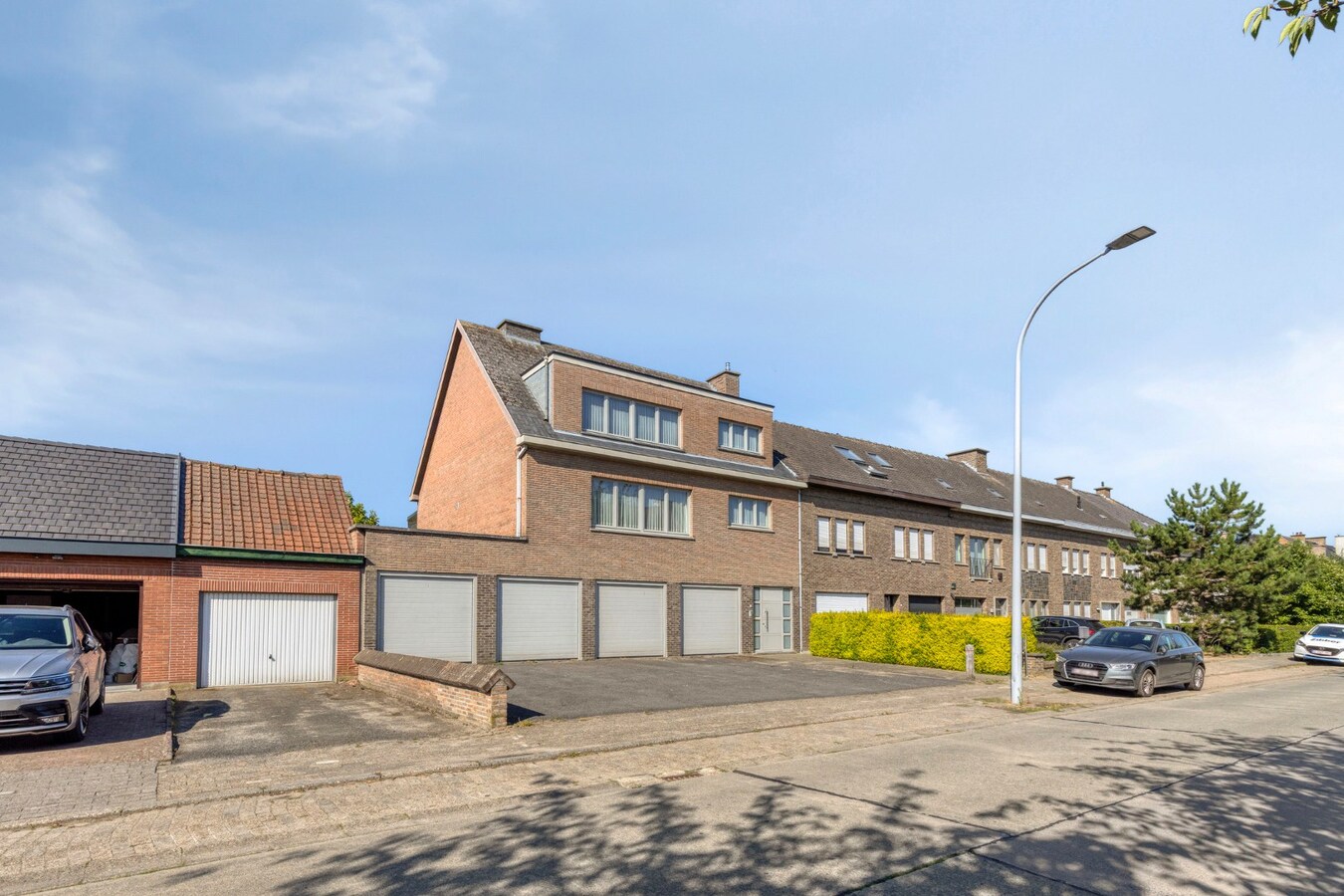 Grote gezinswoning met talrijke mogelijkheden en 4 garageboxen 