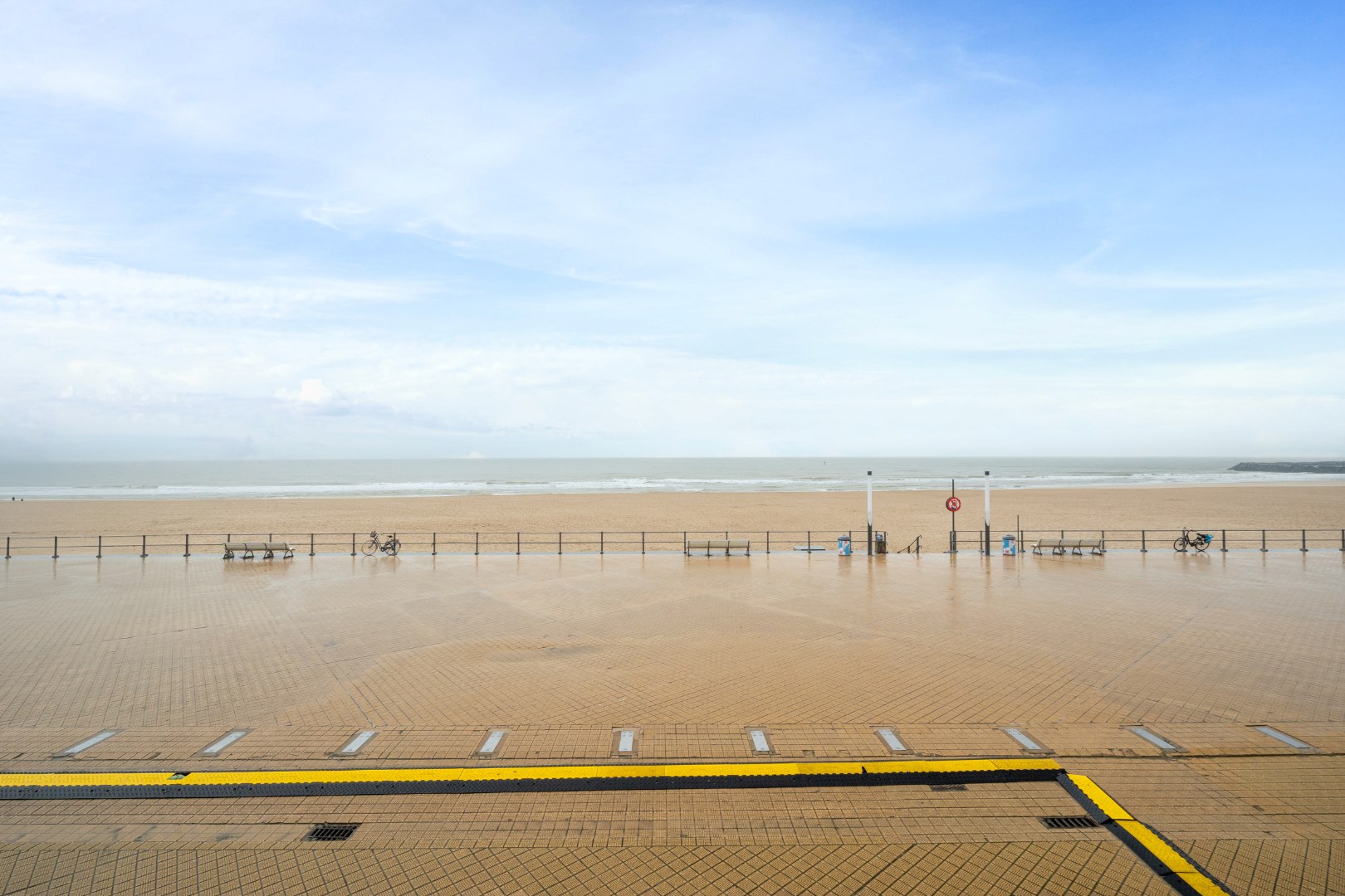 STUDIO MET FRONTAAL ZEEZICHT EN TERRAS OP TOPLIGGING 