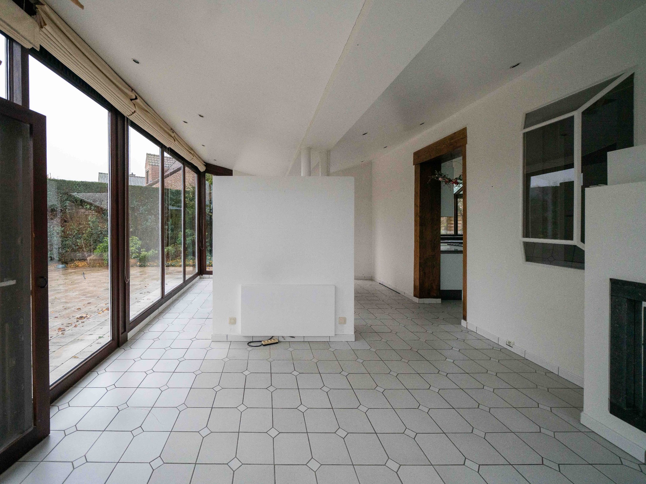 Villa met dubbele garage verscholen in het groen 