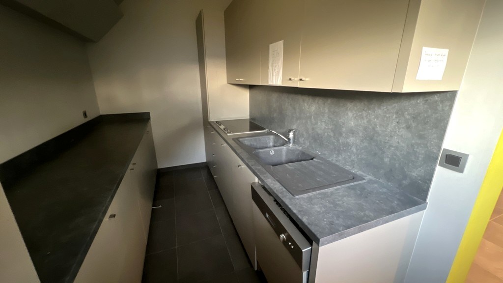 Bedrijfsgebouw te huur vlakbij N60 in Gavere