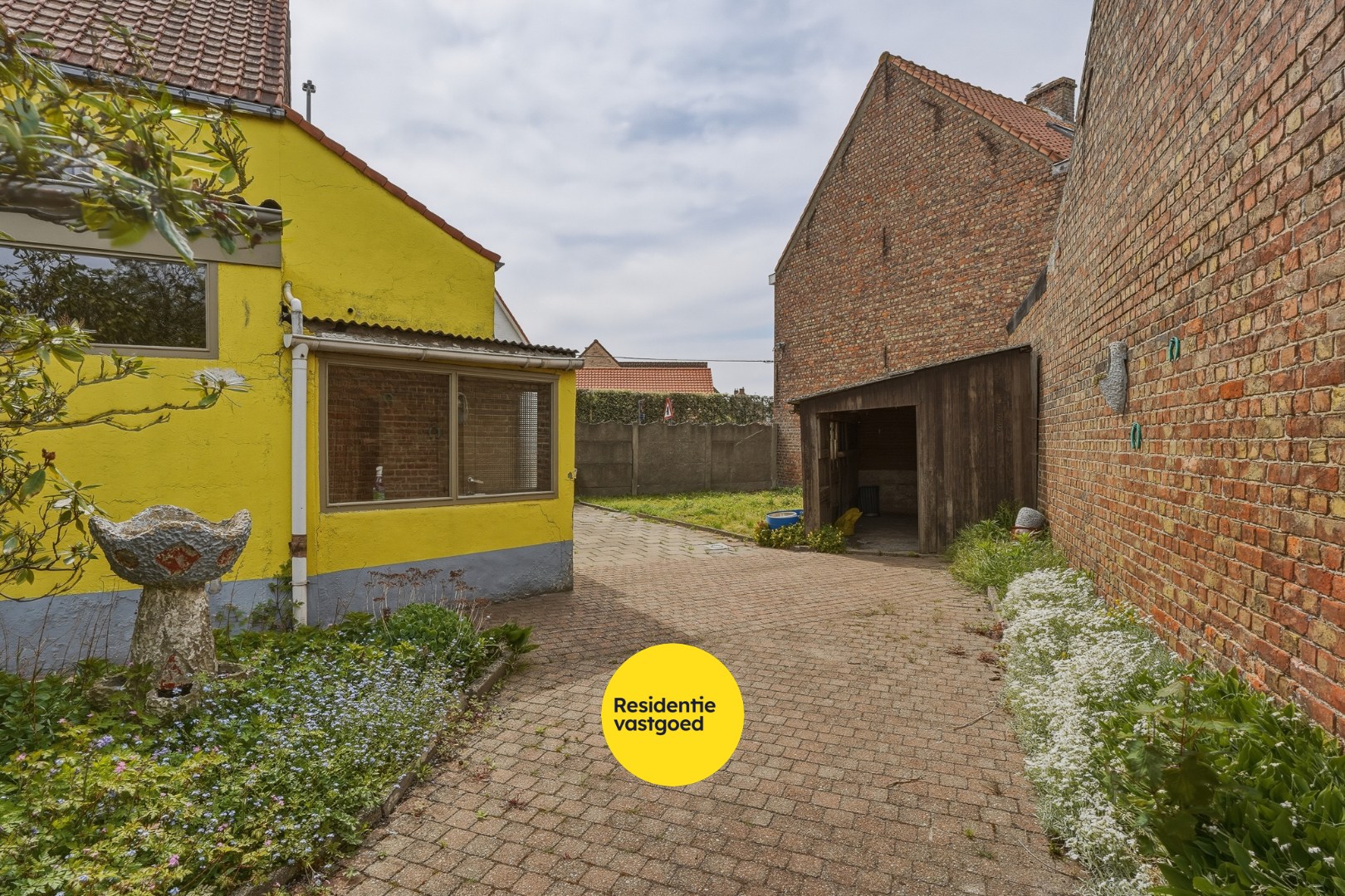 Te renoveren halfopen woning met tuin en oprit/garage 