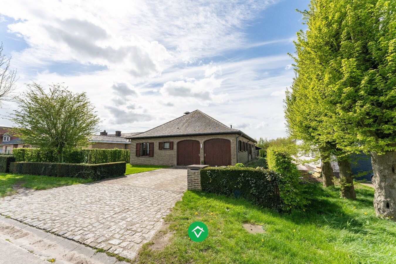 Alleenstaande woning met drie slaapkamers en dubbele garage in centrum Koekelare 