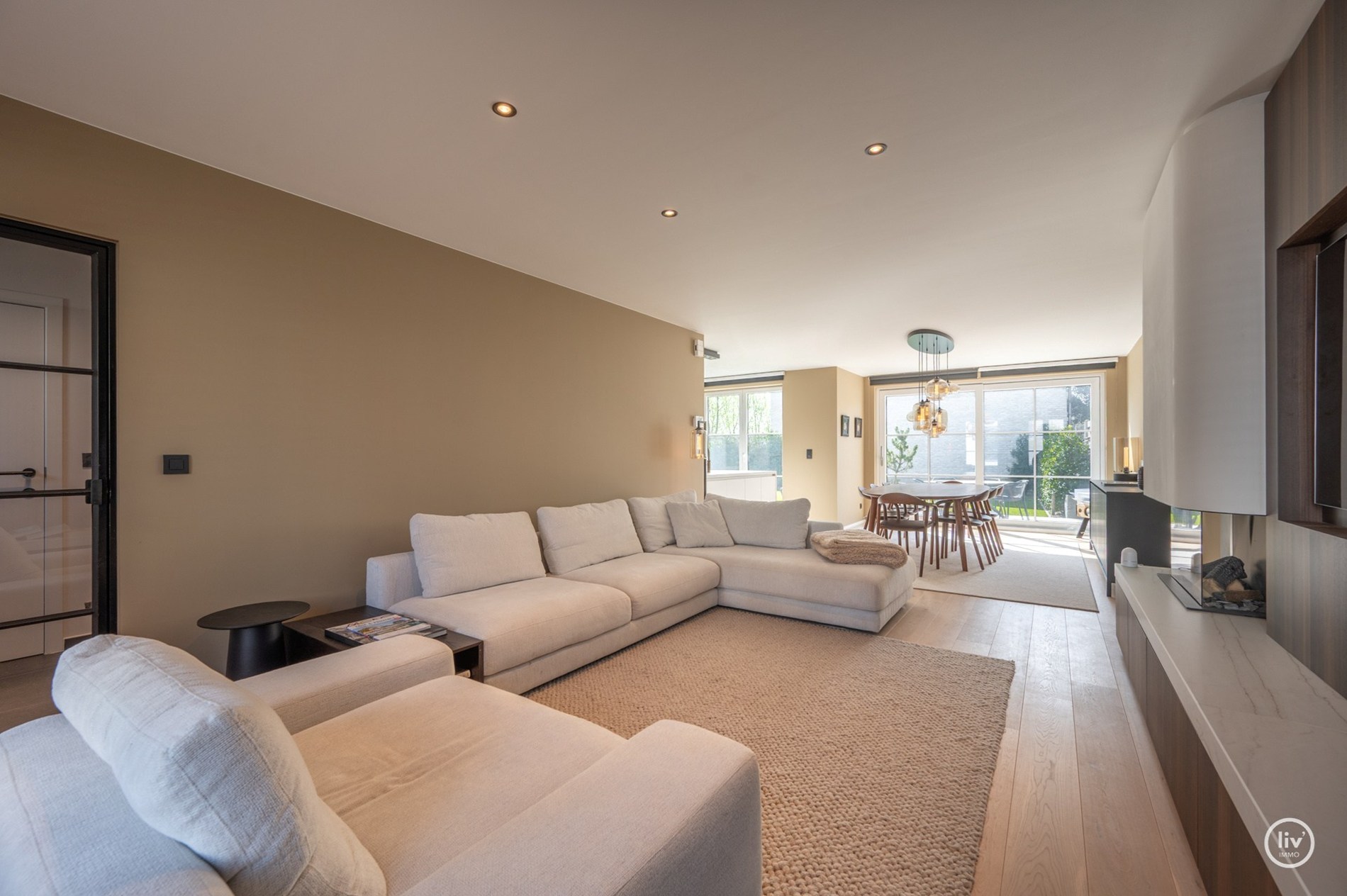 Prachtige halfopen woning met 5 slaapkamers en mooie tuin gelegen in Knokke. 