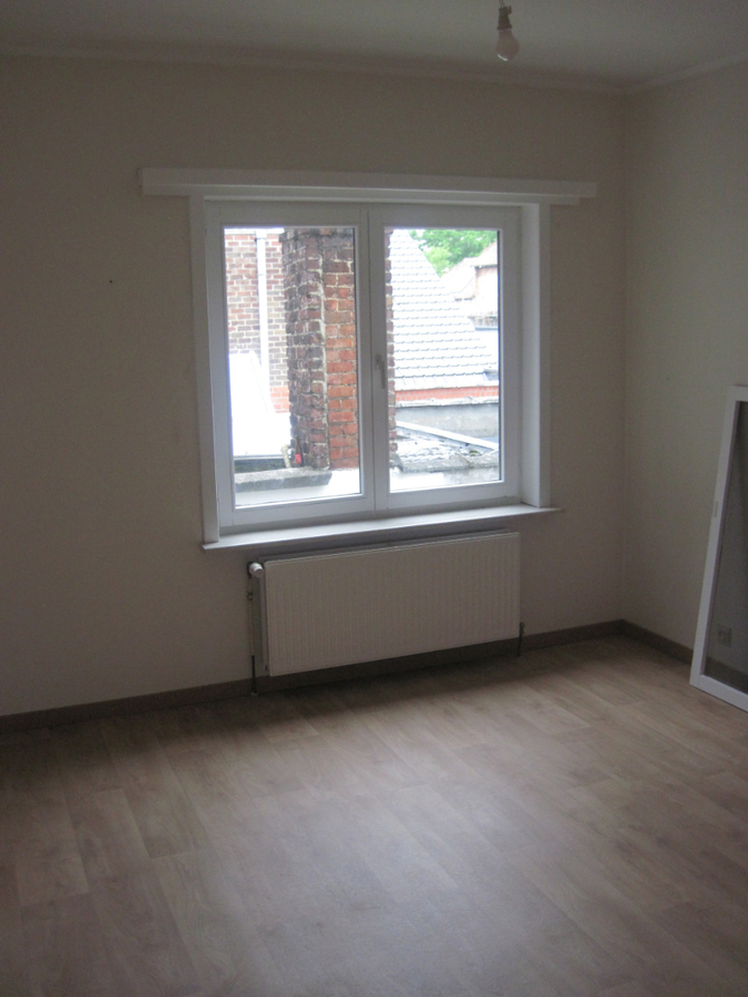 Ruim, lichtrijk appartement op de 1° verdieping. GEEN VASTE KOSTEN !! 