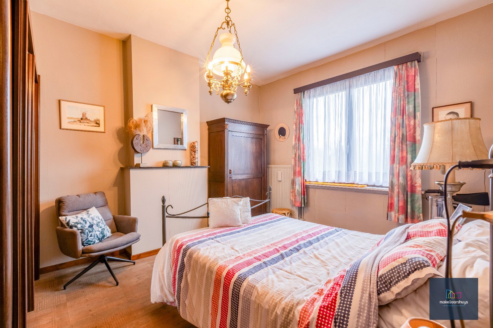 Verzorgde halfopen bebouwing met grote tuin en carport 