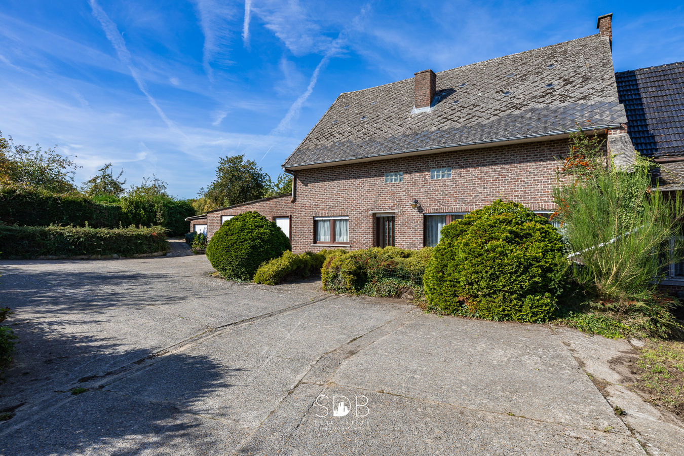 Landelijke hoeve met bijgebouwen en aanpalende graslanden op 14.677m² 