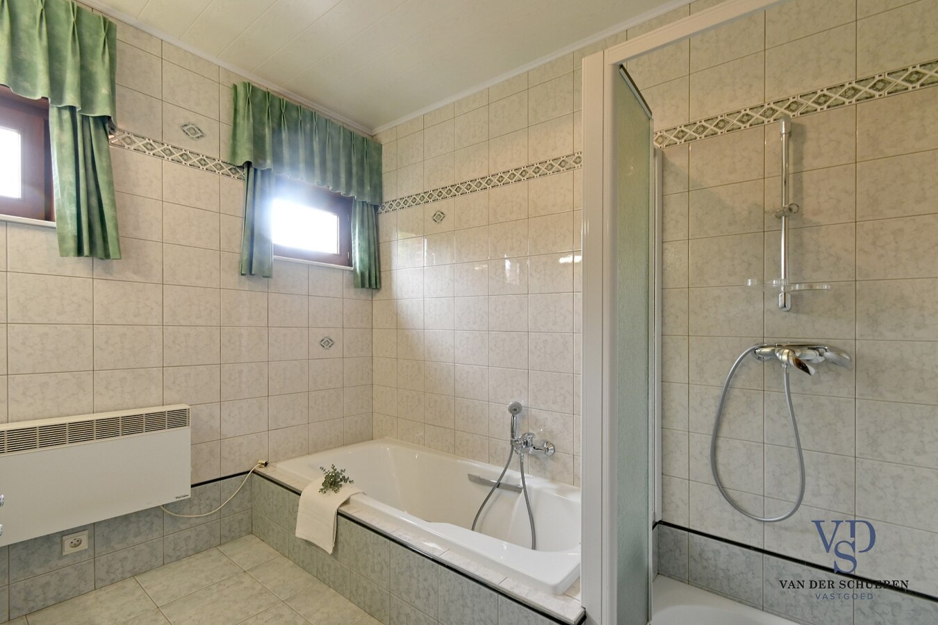 Bijzonder degelijke en ruime villa in doodlopende straat 