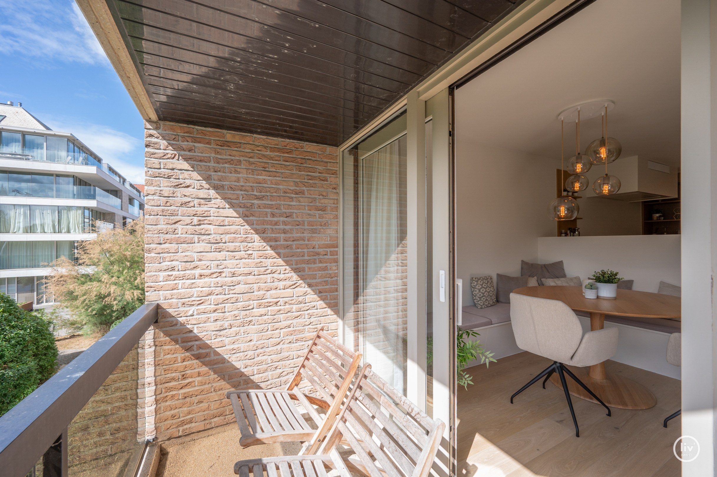 Prachtig gerenoveerd 2 slaapkamerappartement met mooie zichten over het yzerpark te Knokke. 