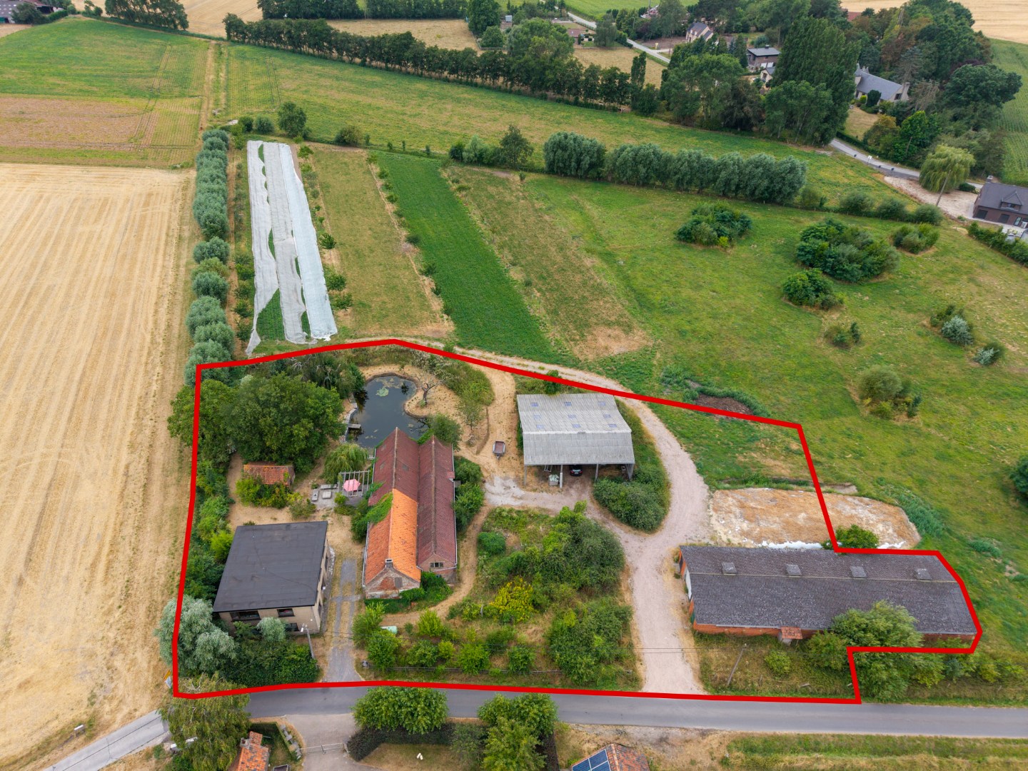 Landelijk gelegen woning met bijgebouwen op 3.850 m². 