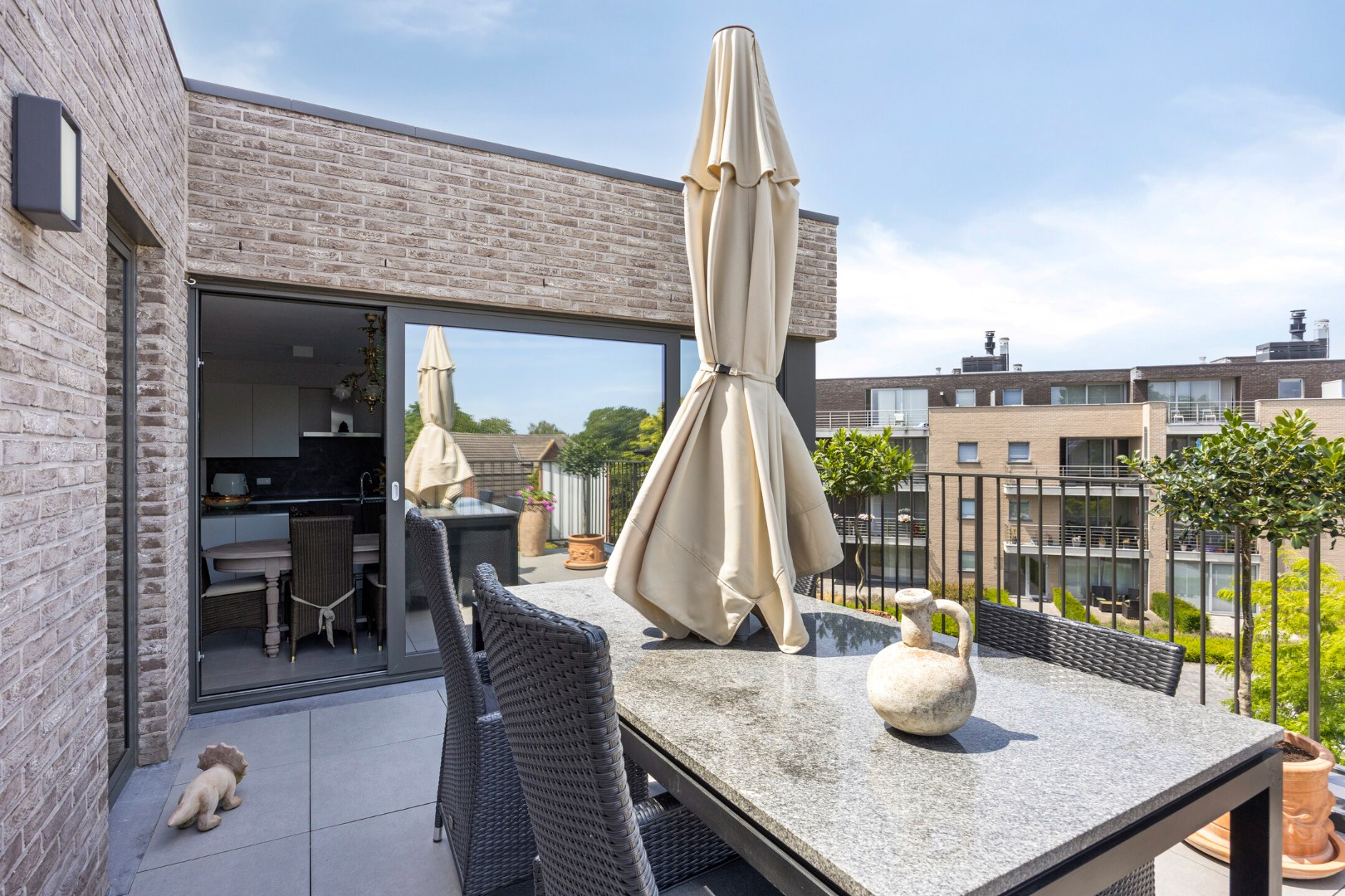Terras voorzijde met doorgang eetruimte
