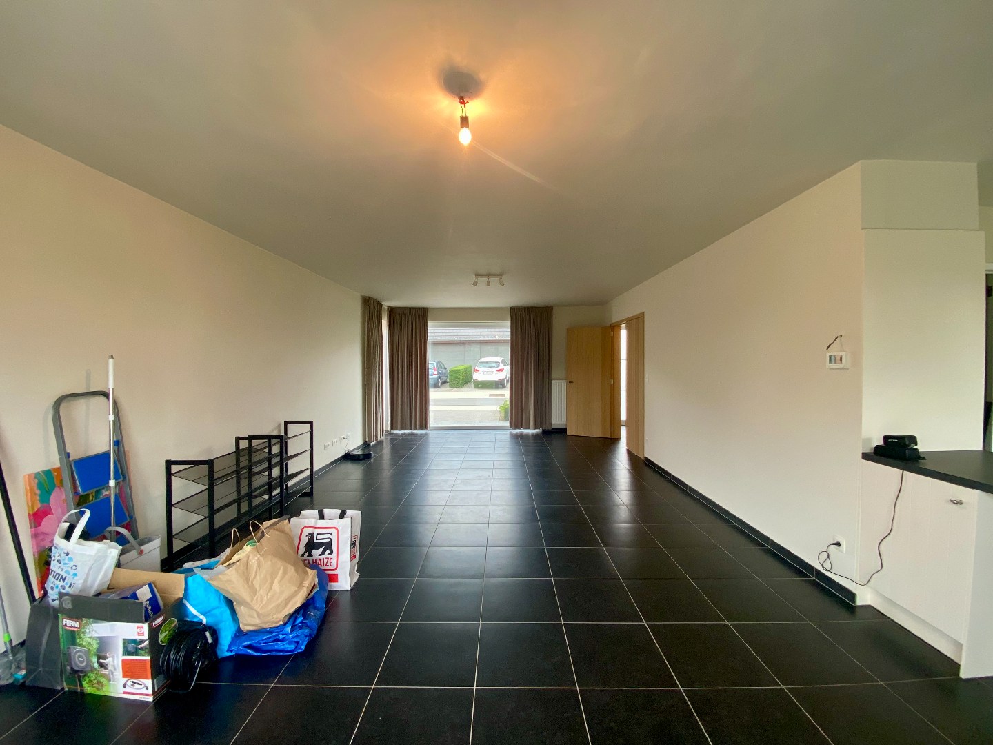 Ruime en recente halfopen bebouwing met 3 slaapkamers, carport en ruime tuin 