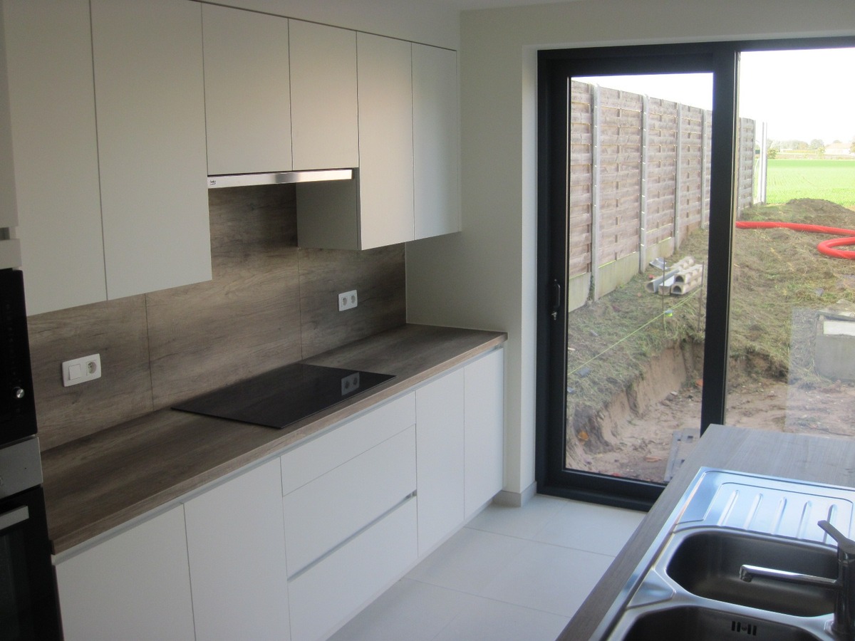 Splinternieuw ruim gelijkvloers appartement. 