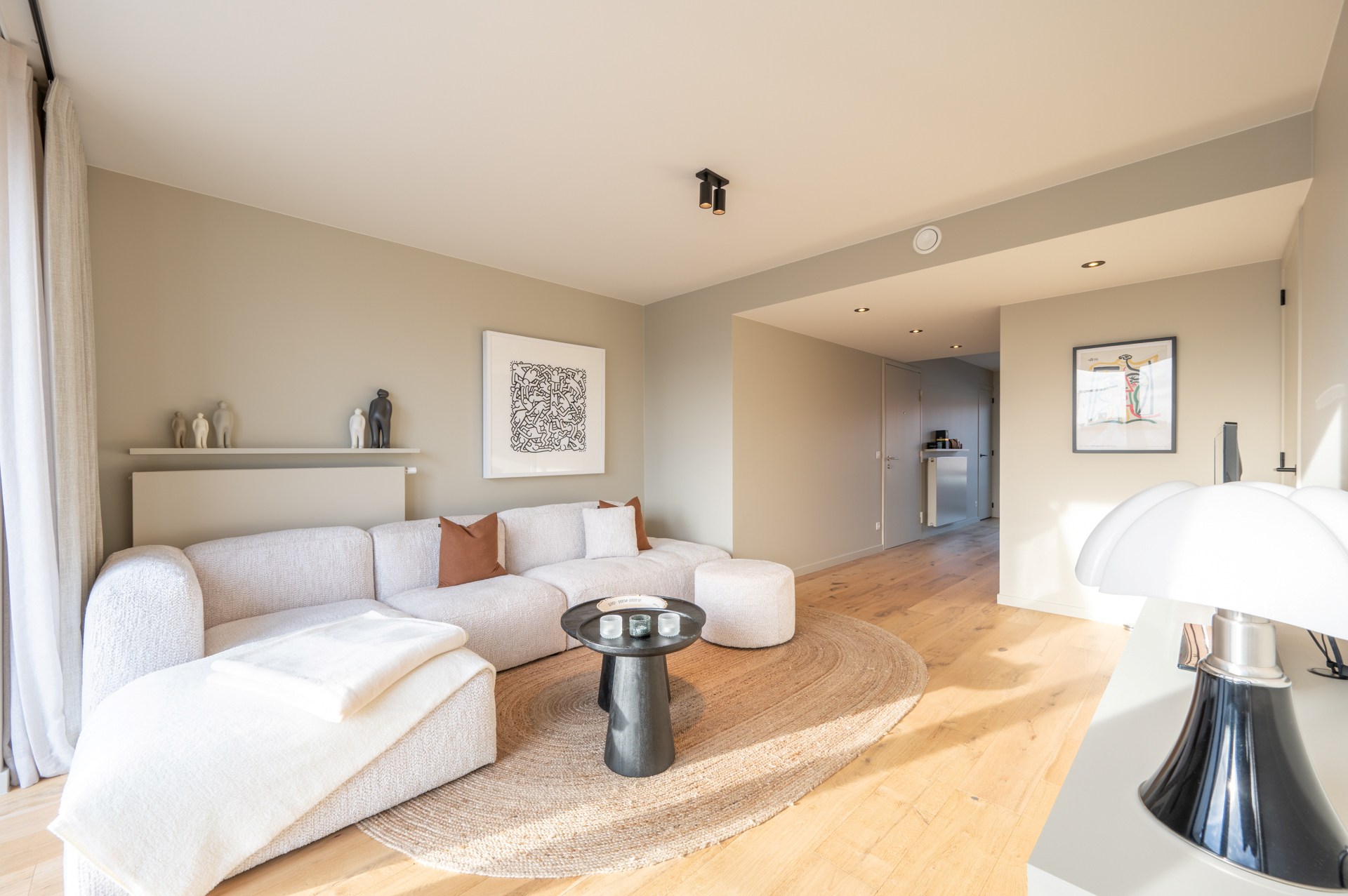 Cet appartement en duplex lumineux est situé à Duinenwater, combinant un agencement pratique avec des espaces extérieurs agréables et un emplacement calme au bord de l'eau. 