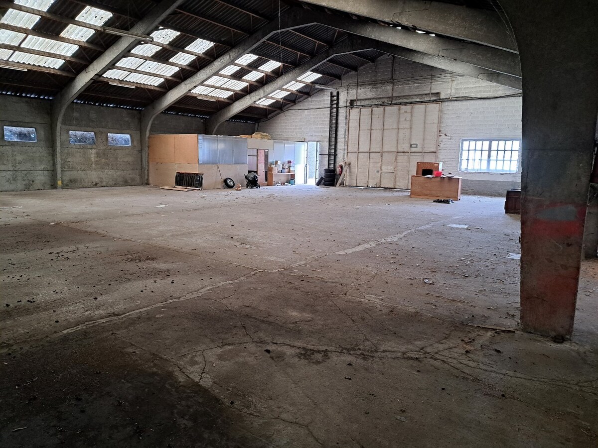 Sur 3200 m² en zone d'habitat vaste ensemble immobilier comprenant une villa de 240m² et 600m² d'entrepôt. 