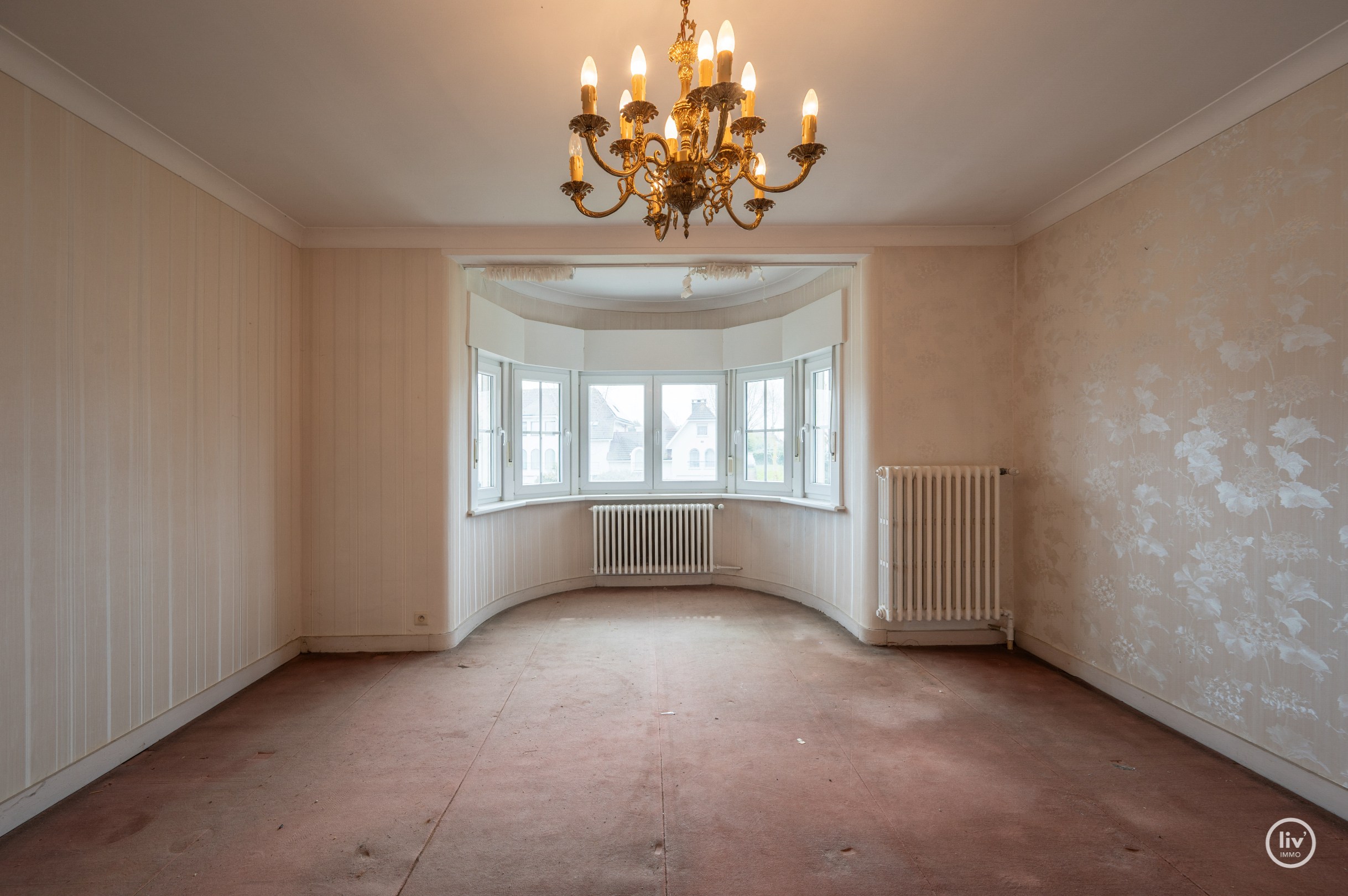 Charmante villa jumelée à rénover dans un emplacement de premier choix à Knokke, le long de la prestigieuse avenue Elisabeth et à distance de marche de la plage et du casino (avec garage intégré). 