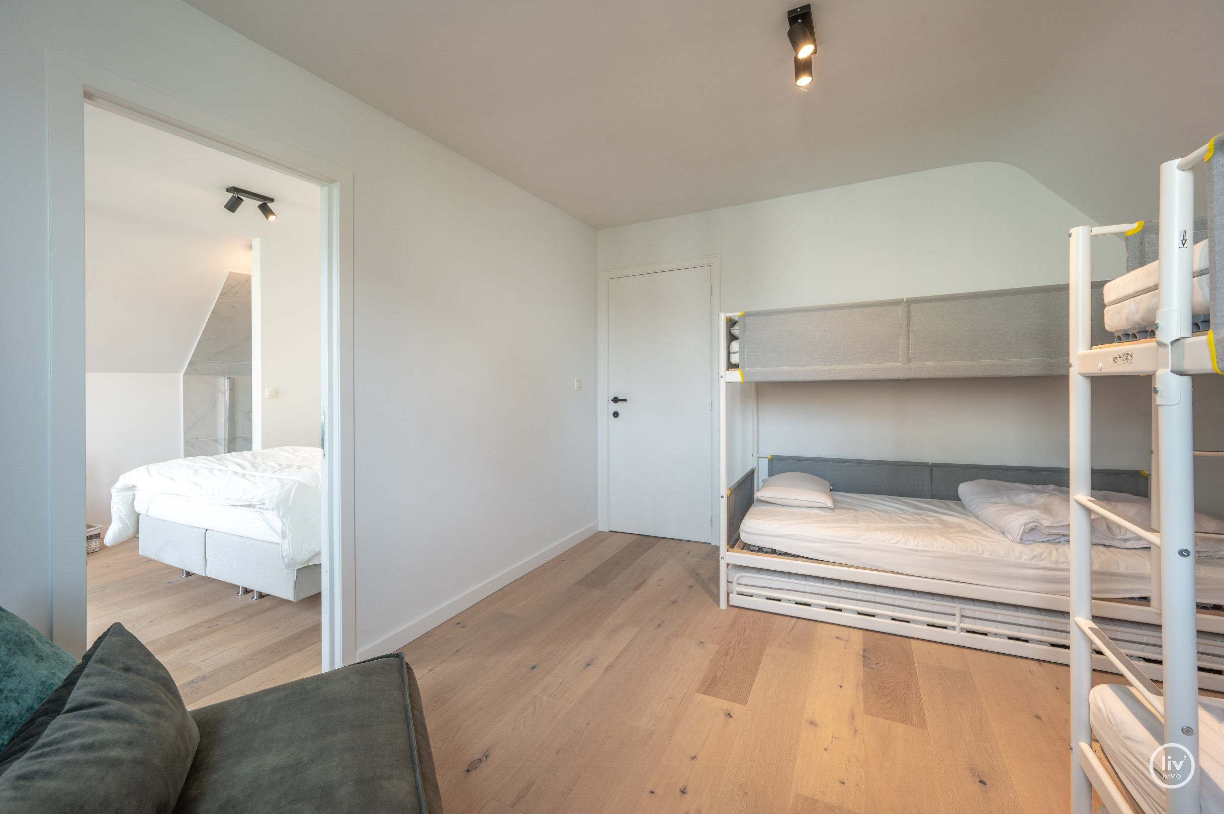 Magnifique villa rénovée avec toit de chaume, bien située près de Duinenwater à Knokke. 
