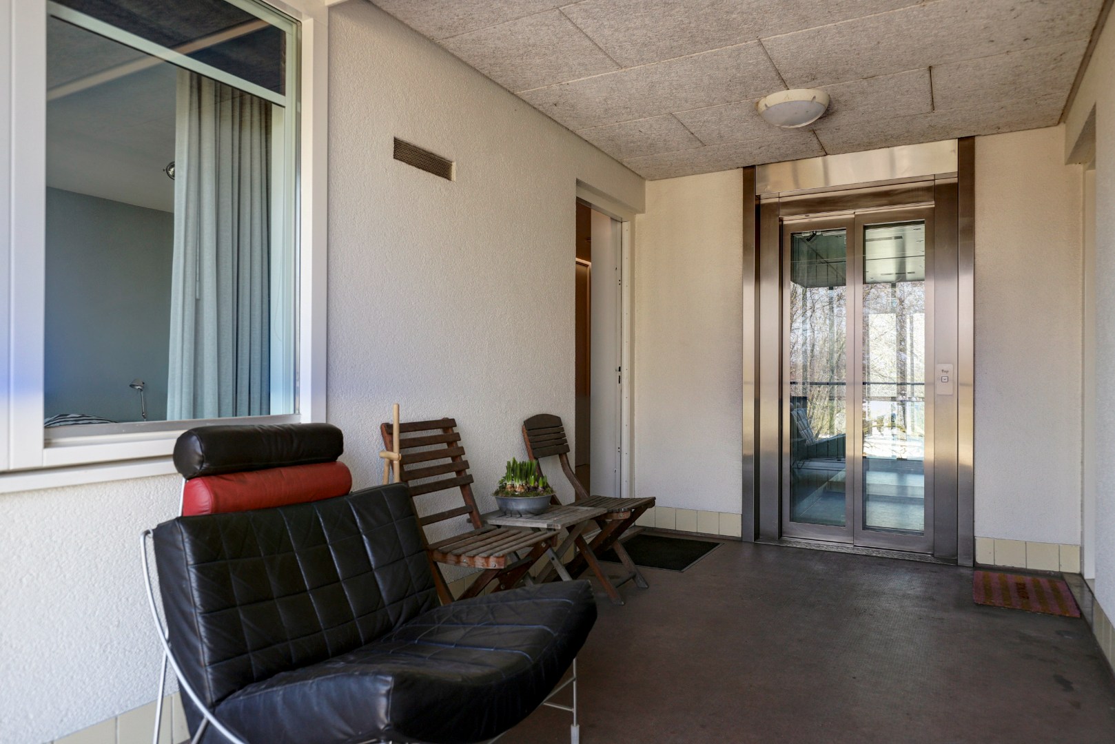 Luxe uitgevoerde 2- (voorheen 3) kamer appartement op de 3e etage met fraaie keuken, badkamer, balkon met uitzicht en gelegen op eigen grond. 