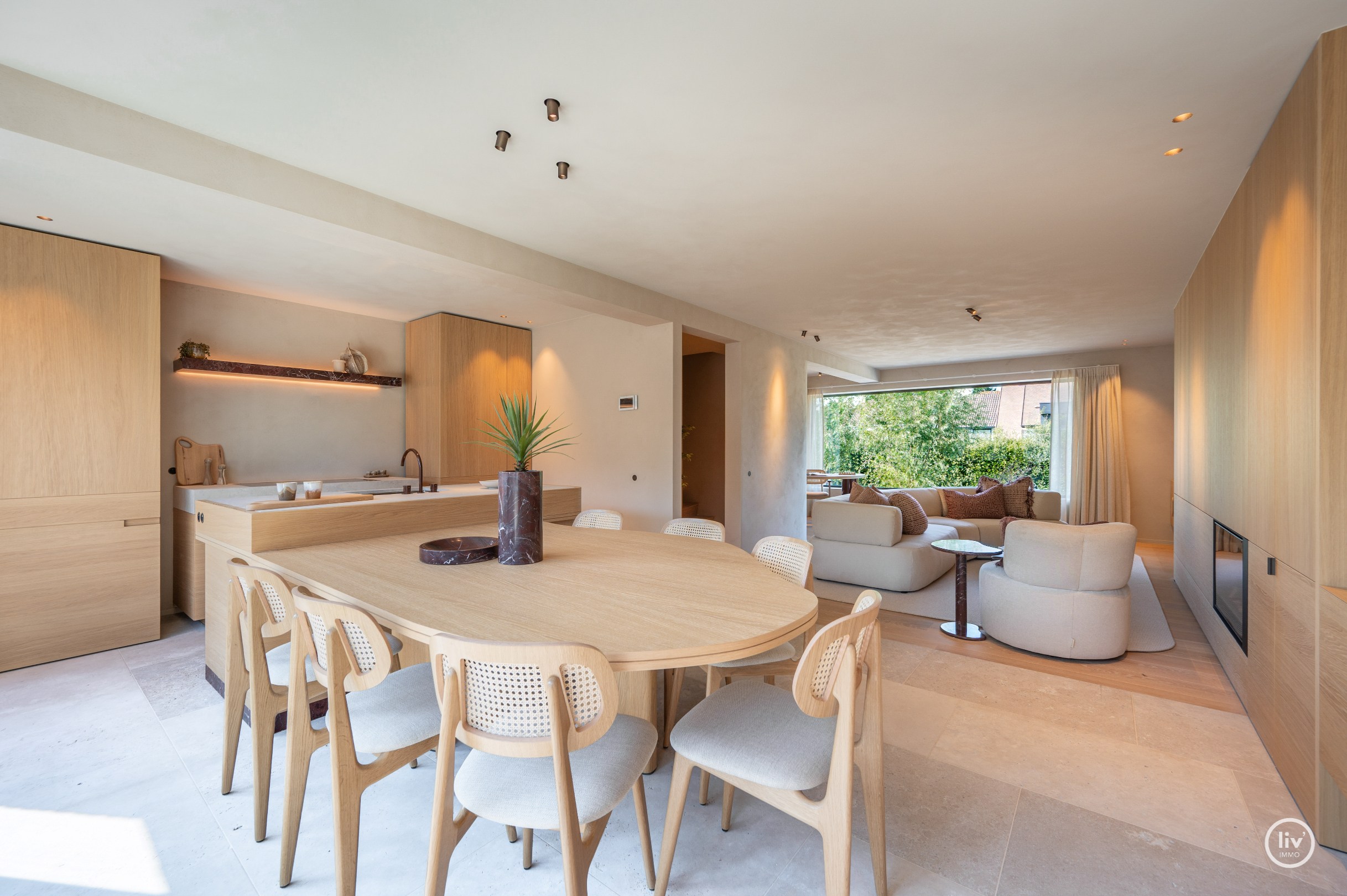 Luxe, comfort kortom een prachtig gerenoveerde woning in hartje Knokke. 